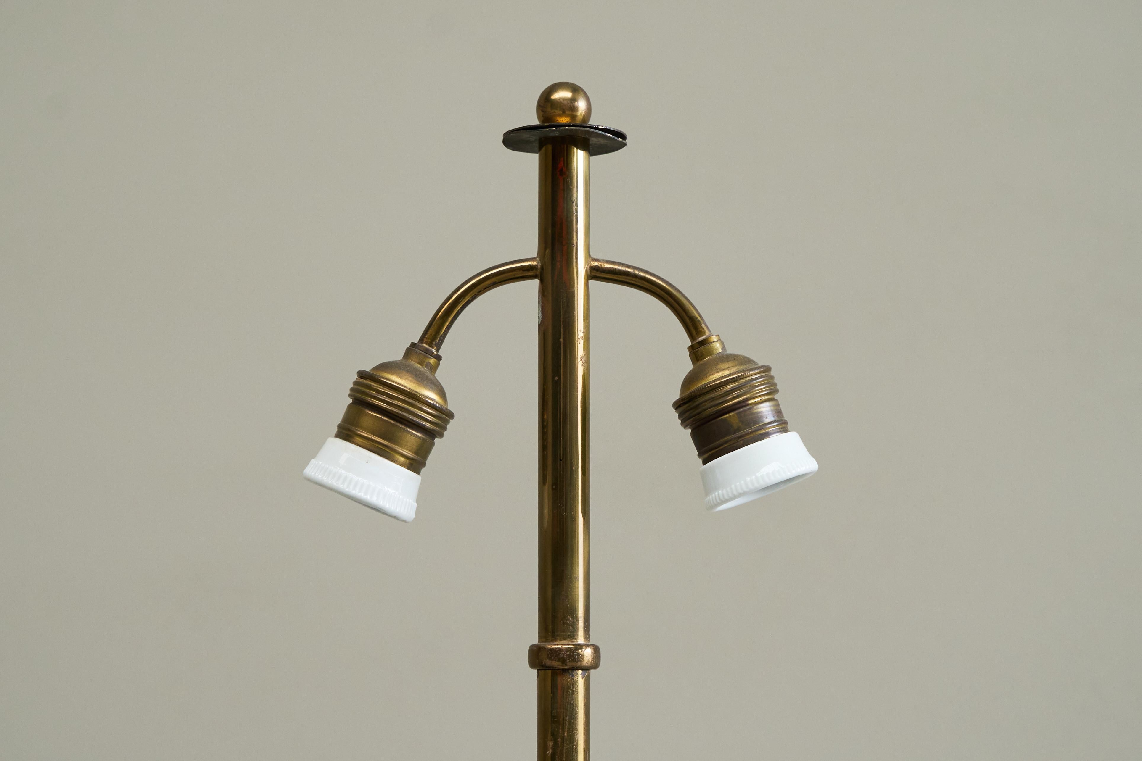 Stunning French Chinoiserie Table Lamp in Porcelain and Brass 1940s For Sale 3
