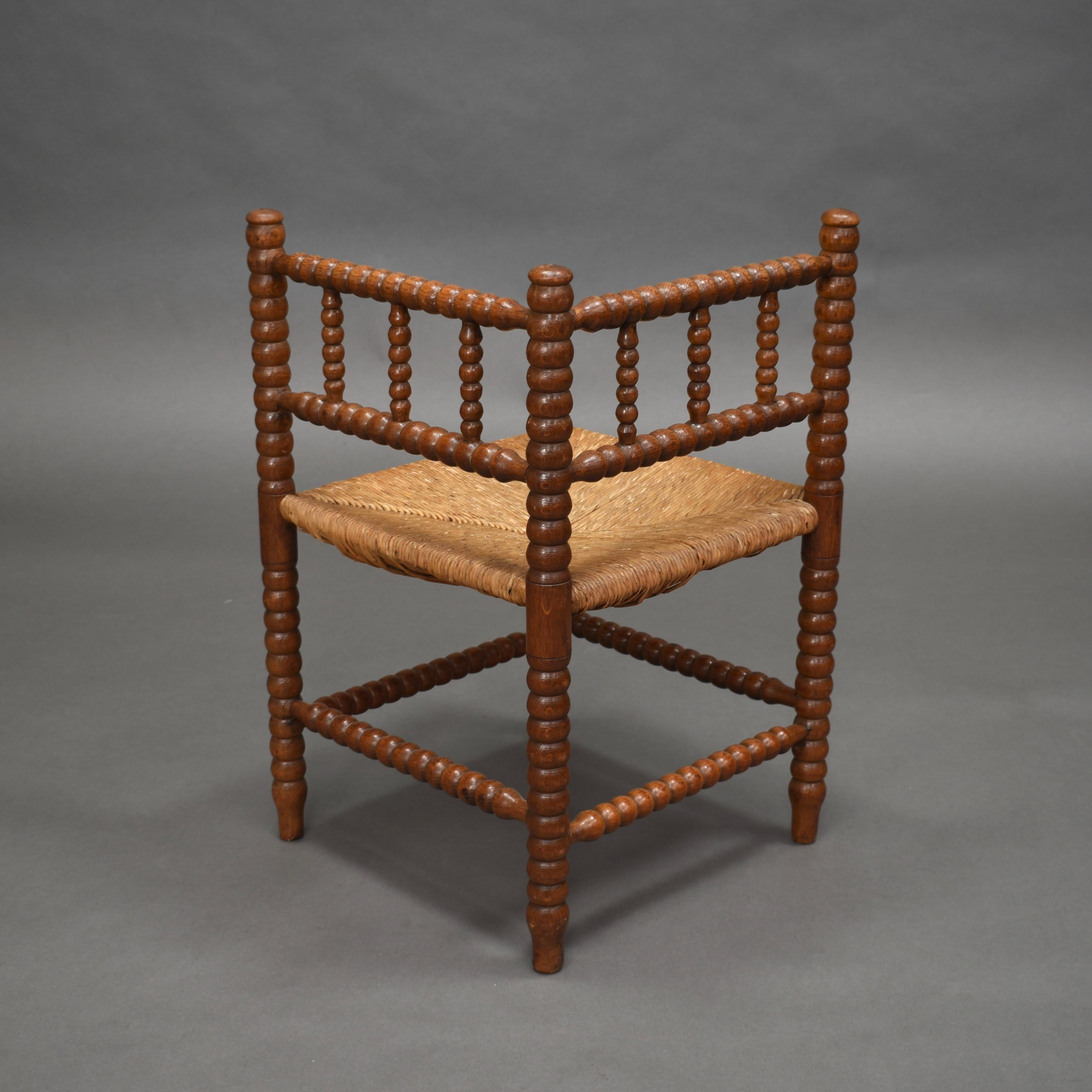 Stunning French Corner Chair in Turned Oak and Cane, France, 1930-1940 In Good Condition For Sale In Pijnacker, Zuid-Holland