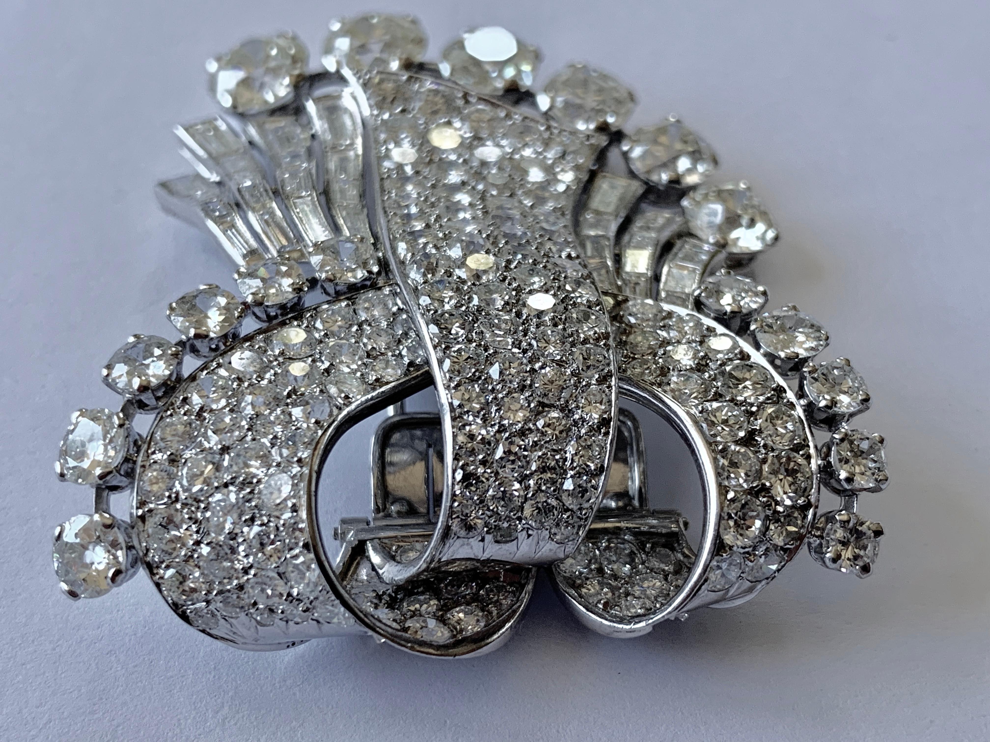Stunning french Diamond 1950 Clip Brooch in Platinum In Good Condition For Sale In Zurich, Zollstrasse