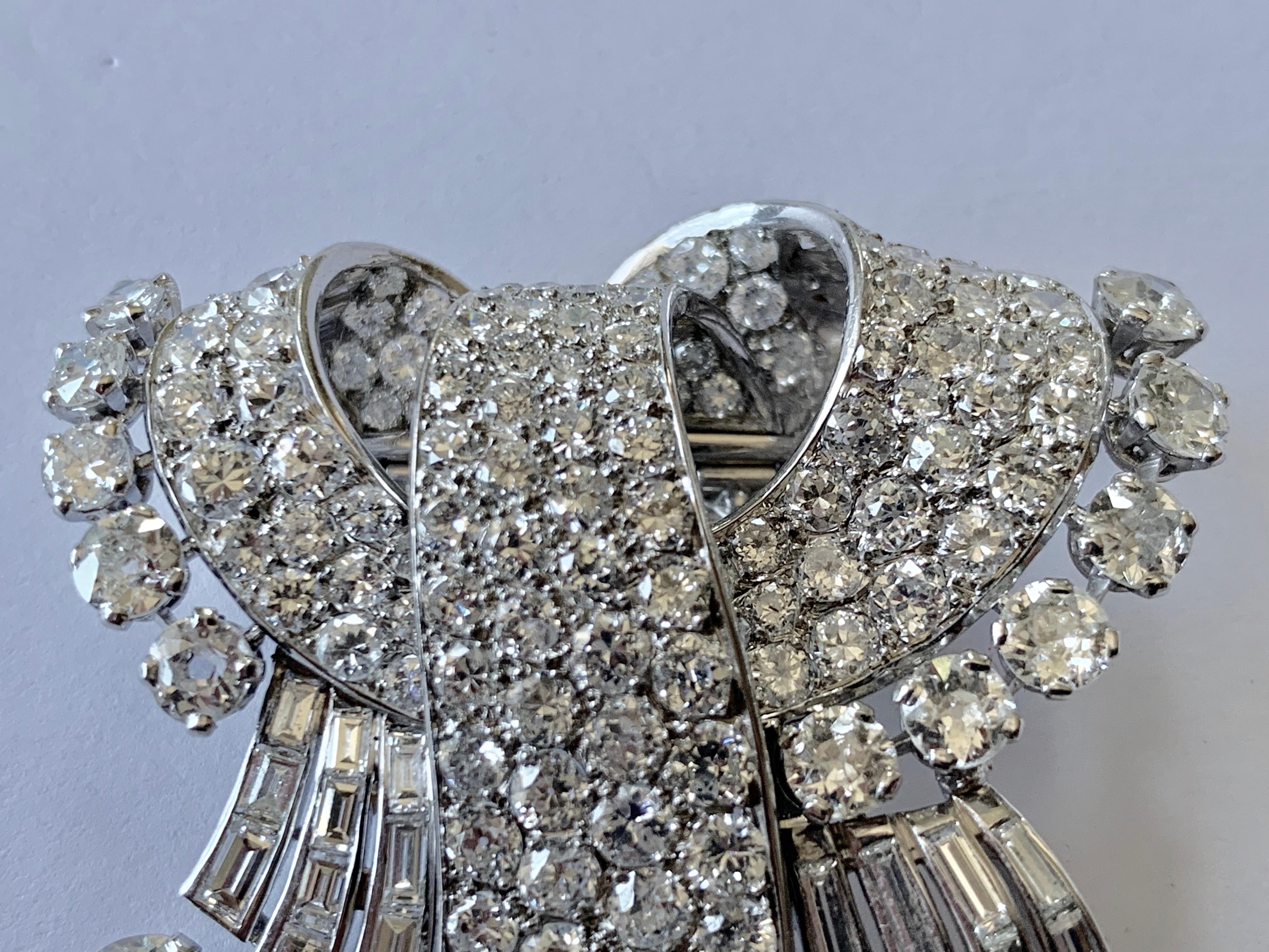 Women's Stunning french Diamond 1950 Clip Brooch in Platinum For Sale