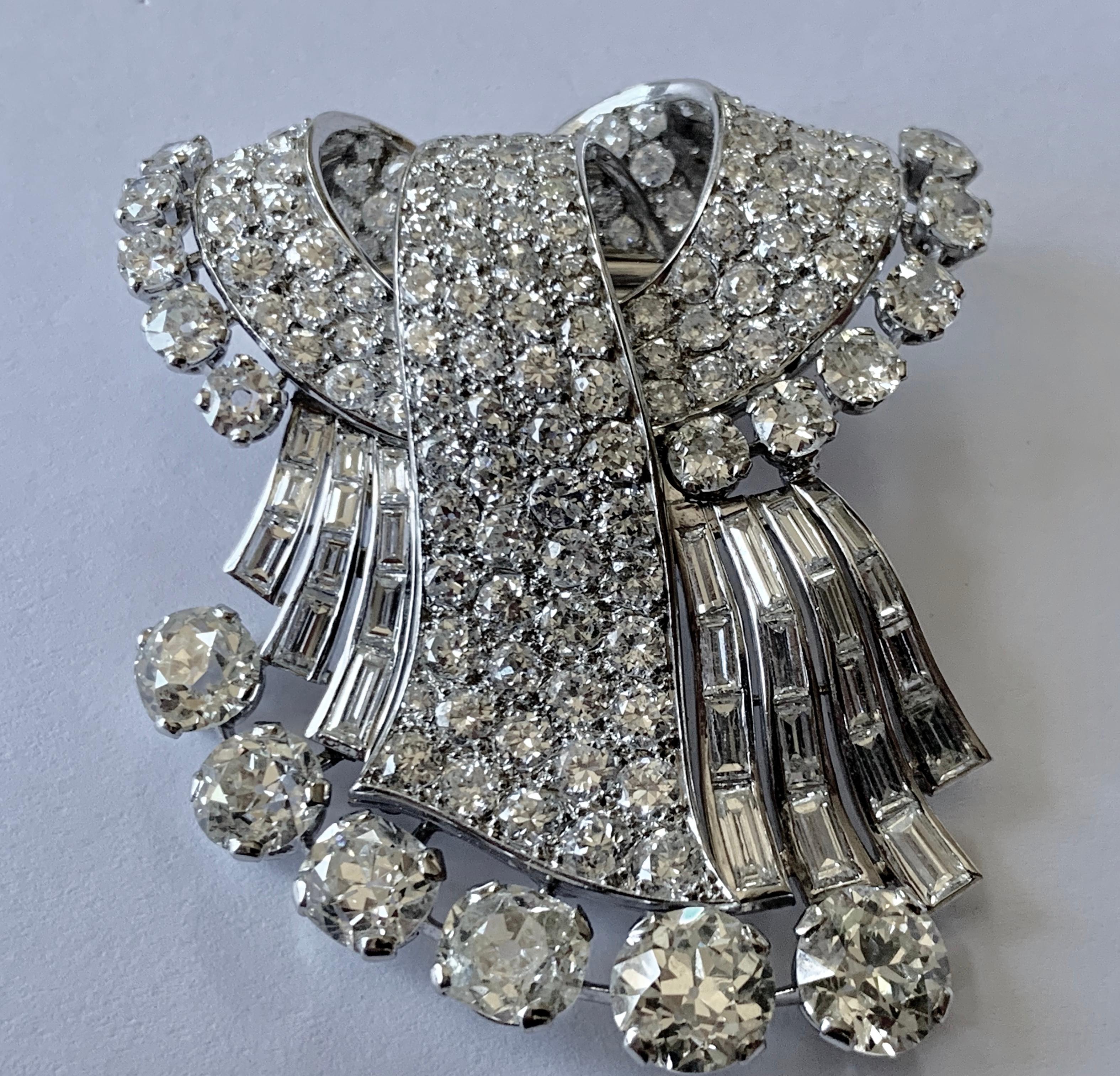 Stunning french Diamond 1950 Clip Brooch in Platinum For Sale 1