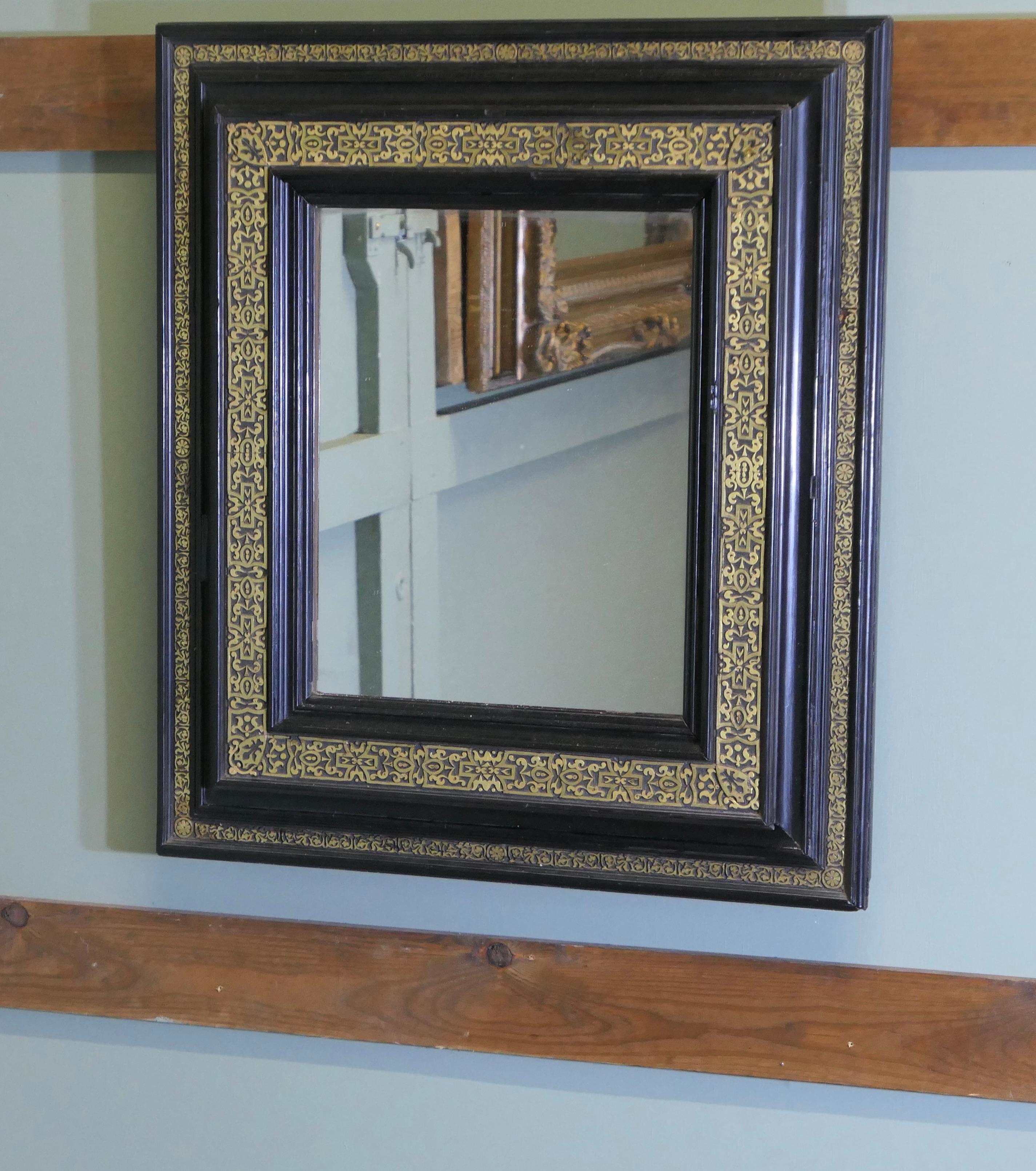 Impresionante Espejo de Pared Imperio Francés de Latón Dorado y Laca Negra

Se trata de una pieza maravillosa, el marco escalonado rectangular profundamente moldeado está decorado con un borde de latón perforado de 5