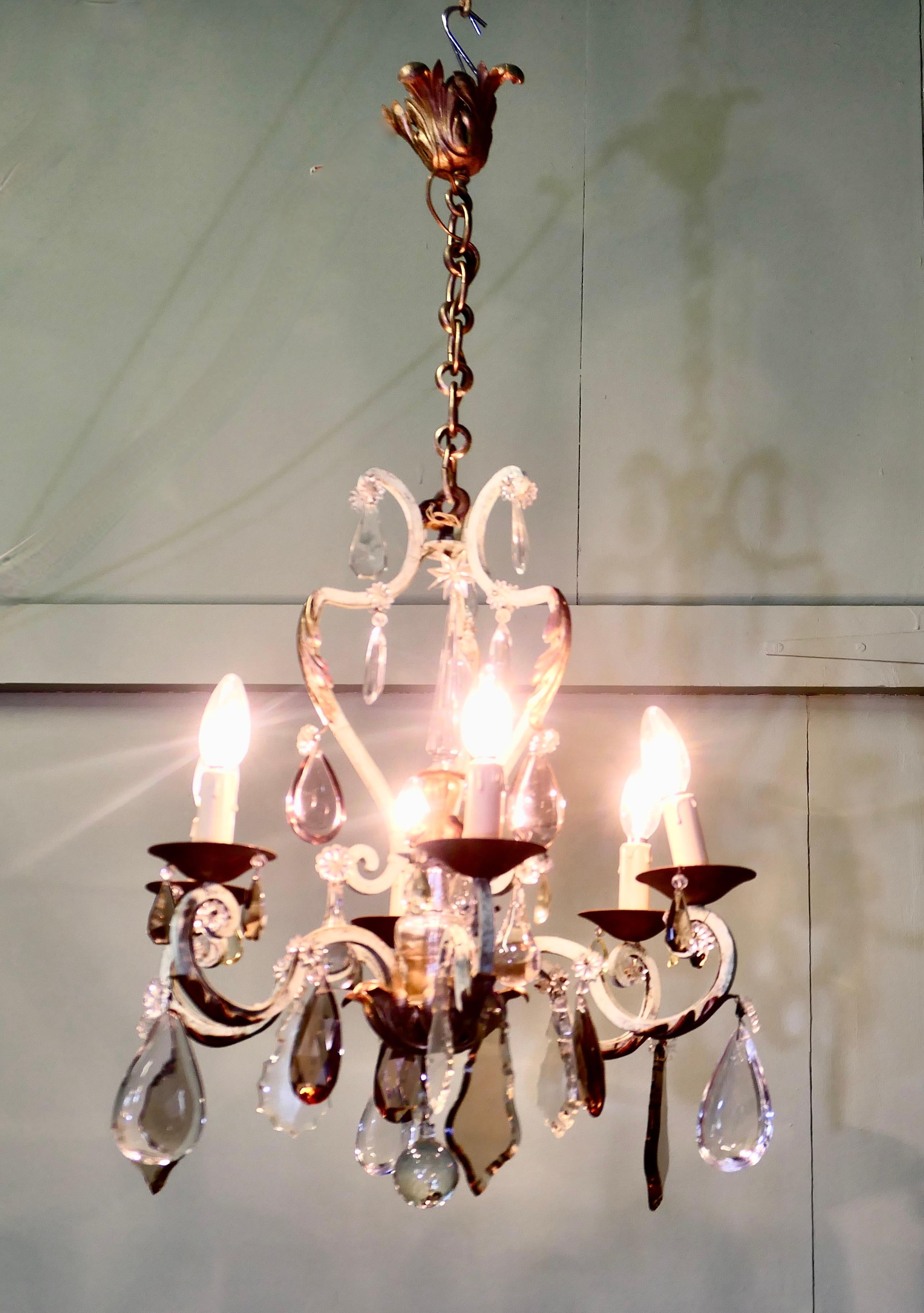 Stupendo lampadario francese in ferro e vetro colorato

Si tratta di un pezzo molto antico e pesante, la colonna centrale è in ferro battuto e ha 6 bracci appesi con lustri tagliati a mano. La struttura in ferro ha una finitura verde shabby con