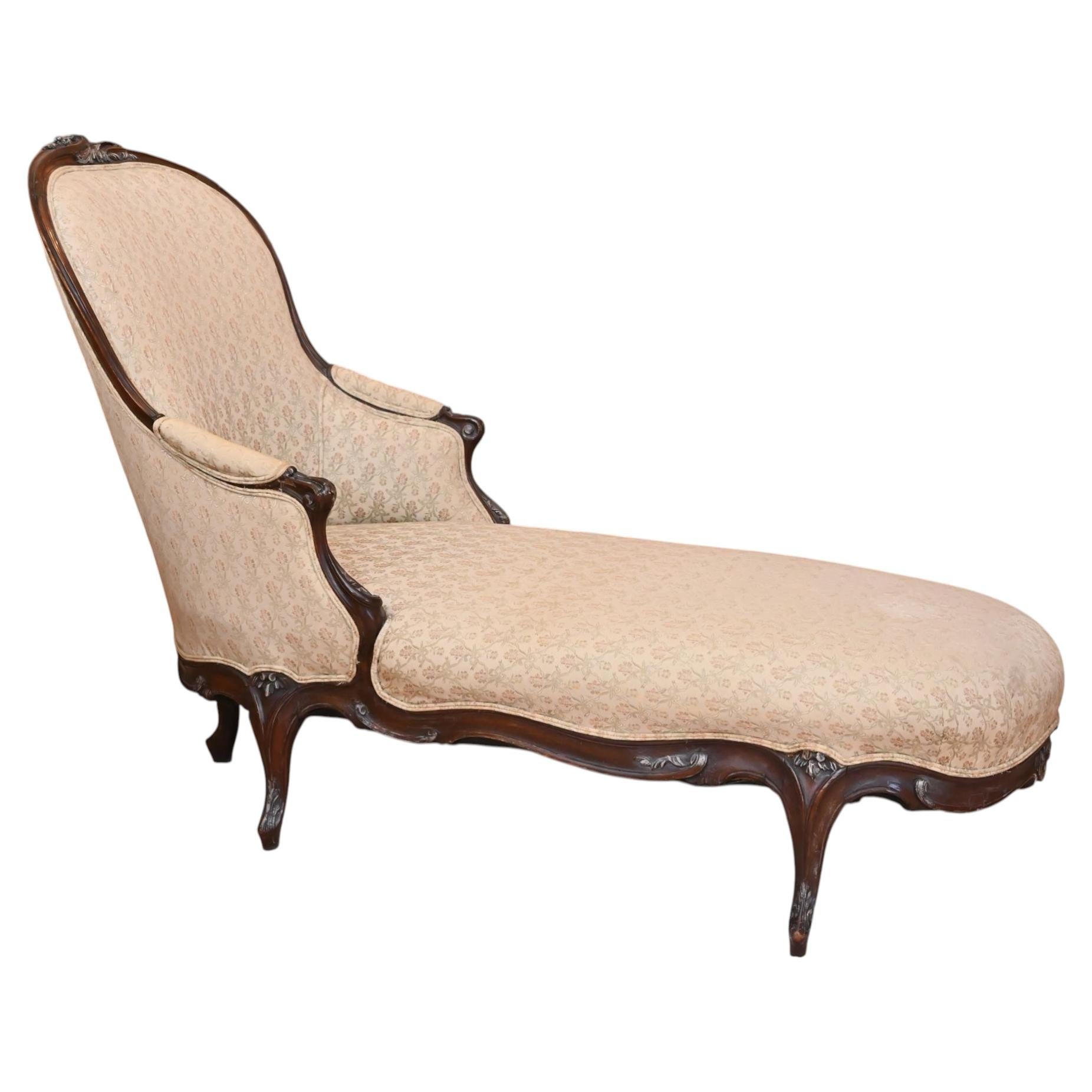 Impresionante chaise longue francesa de nogal tallado al estilo Luis XV en venta