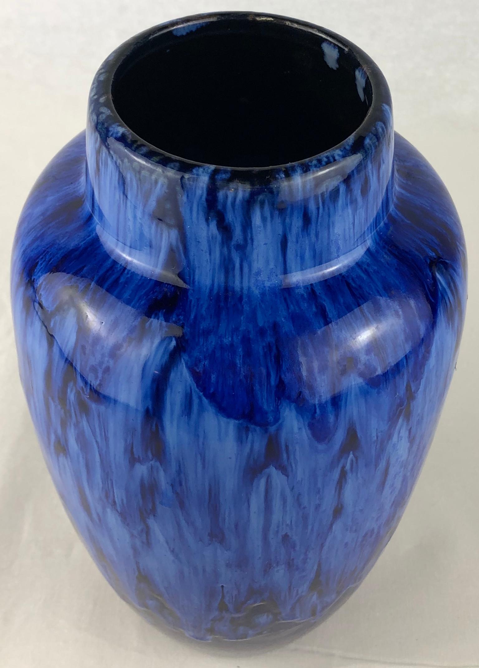 Vase en céramique français du milieu du siècle dernier, d'une couleur bleu cobalt étonnante. 

Ce magnifique objet décoratif rehaussera toute table, étagère ou comptoir. 
Parfait état vintage, sans fissures ni éclats.

Porte la marque du fabricant,