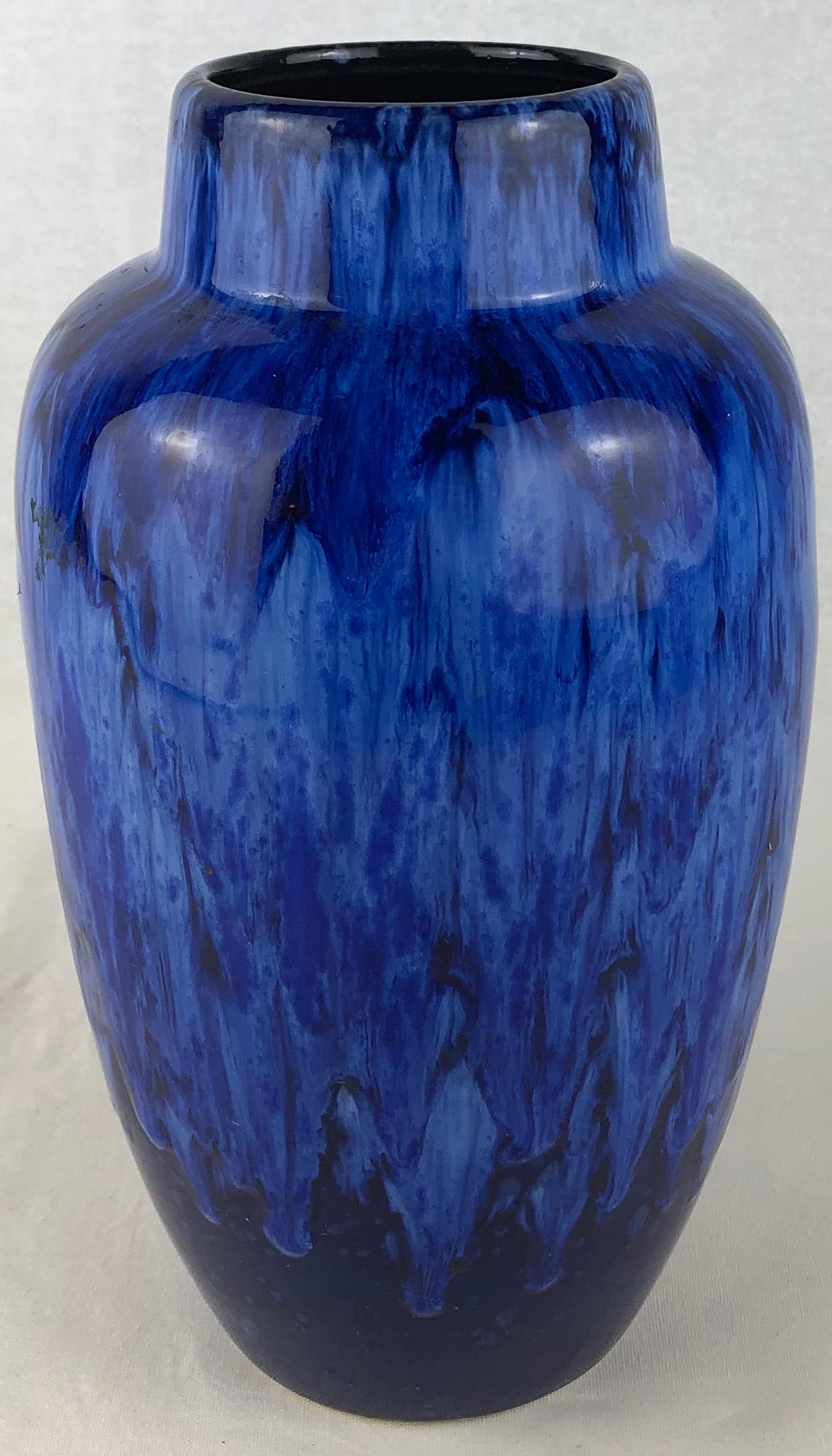Mid-Century Modern Vase en céramique bleu cobalt du milieu du siècle dernier, à la manière d'Edmond Lachenal, France en vente
