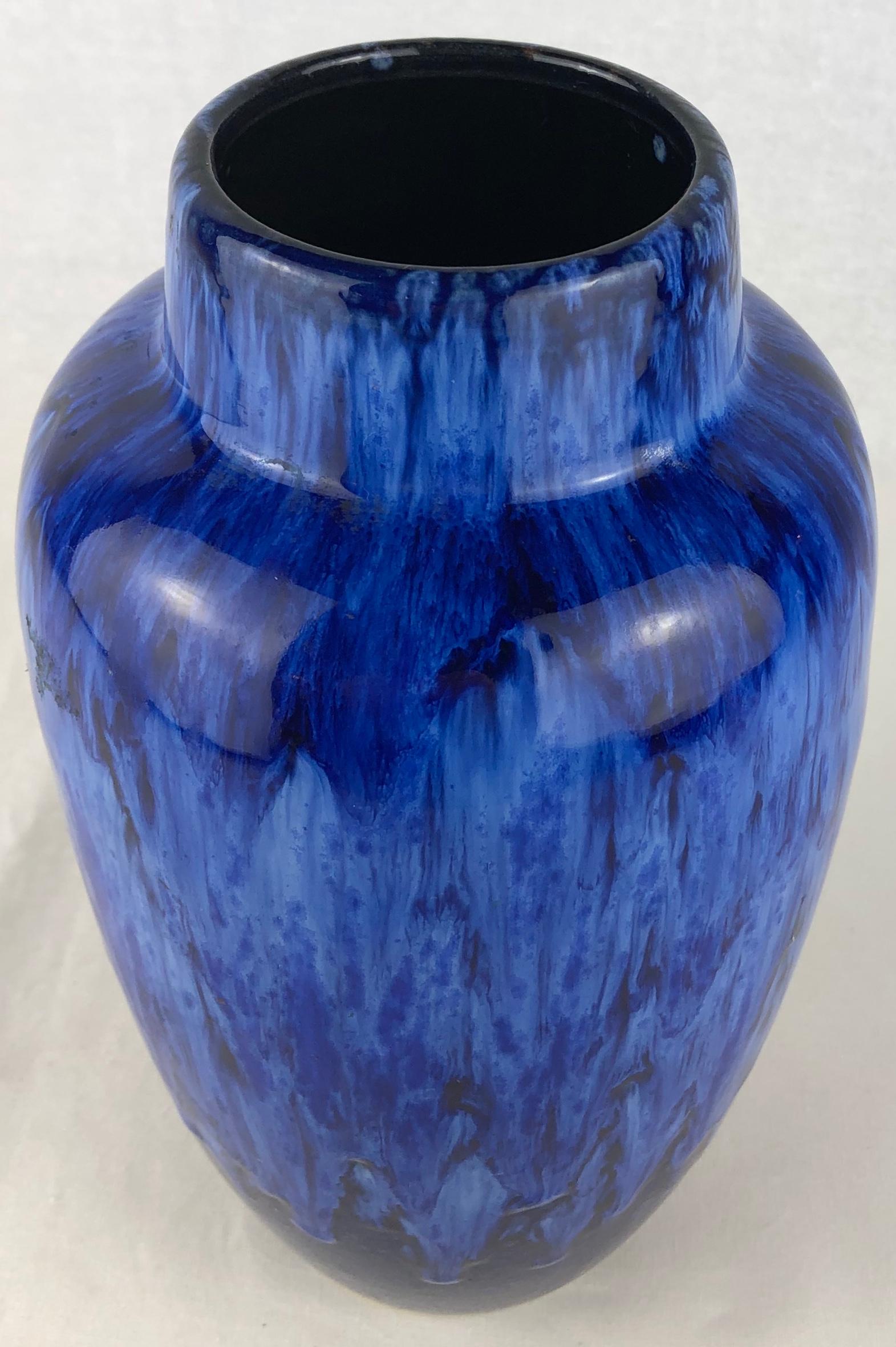 Français Vase en céramique bleu cobalt du milieu du siècle dernier, à la manière d'Edmond Lachenal, France en vente