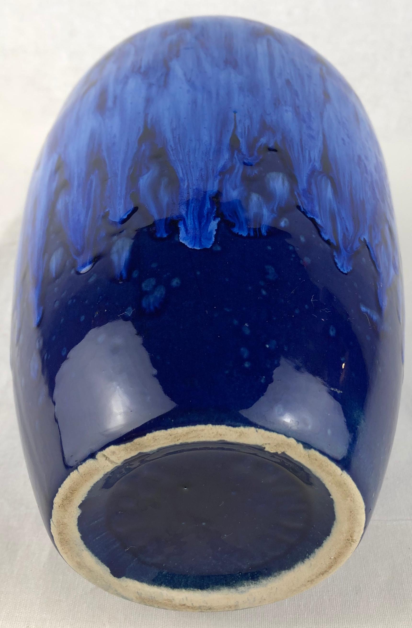 Vernissé Vase en céramique bleu cobalt du milieu du siècle dernier, à la manière d'Edmond Lachenal, France en vente