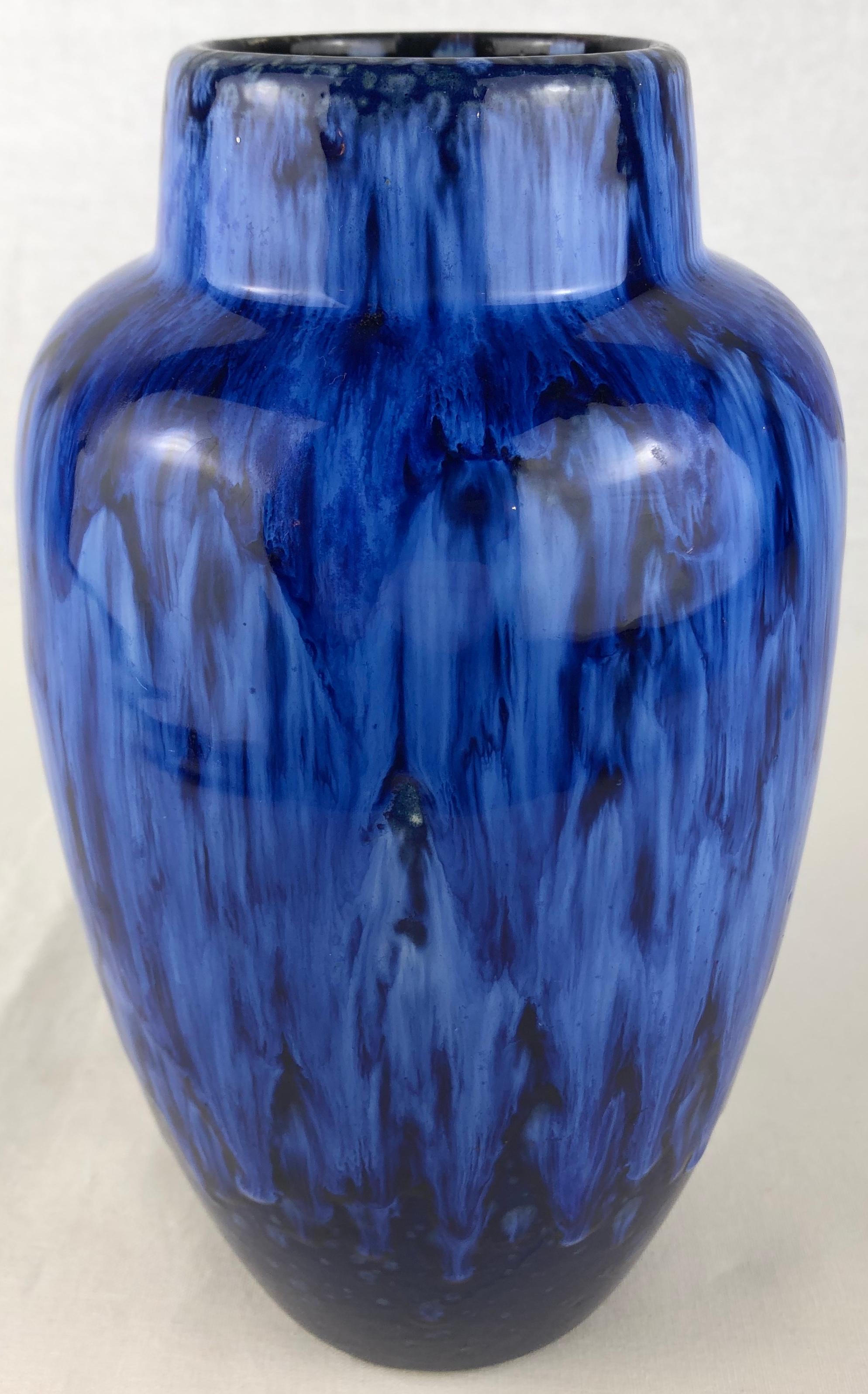 Vase en céramique bleu cobalt du milieu du siècle dernier, à la manière d'Edmond Lachenal, France Bon état - En vente à Miami, FL