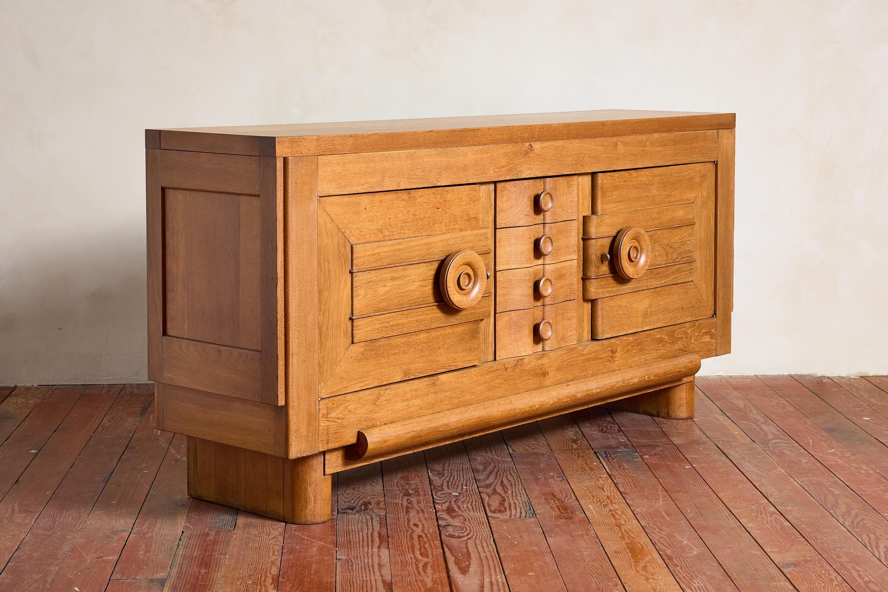 Stunning French Oak Sideboard In Good Condition For Sale In Beverly Hills, CA
