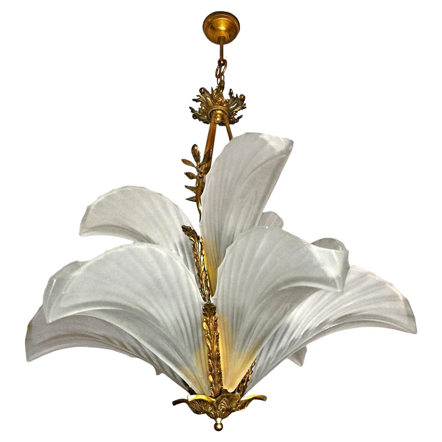 Stupendo lampadario francese a due piani con piume di palma Art Déco, bronzo dorato, vetro