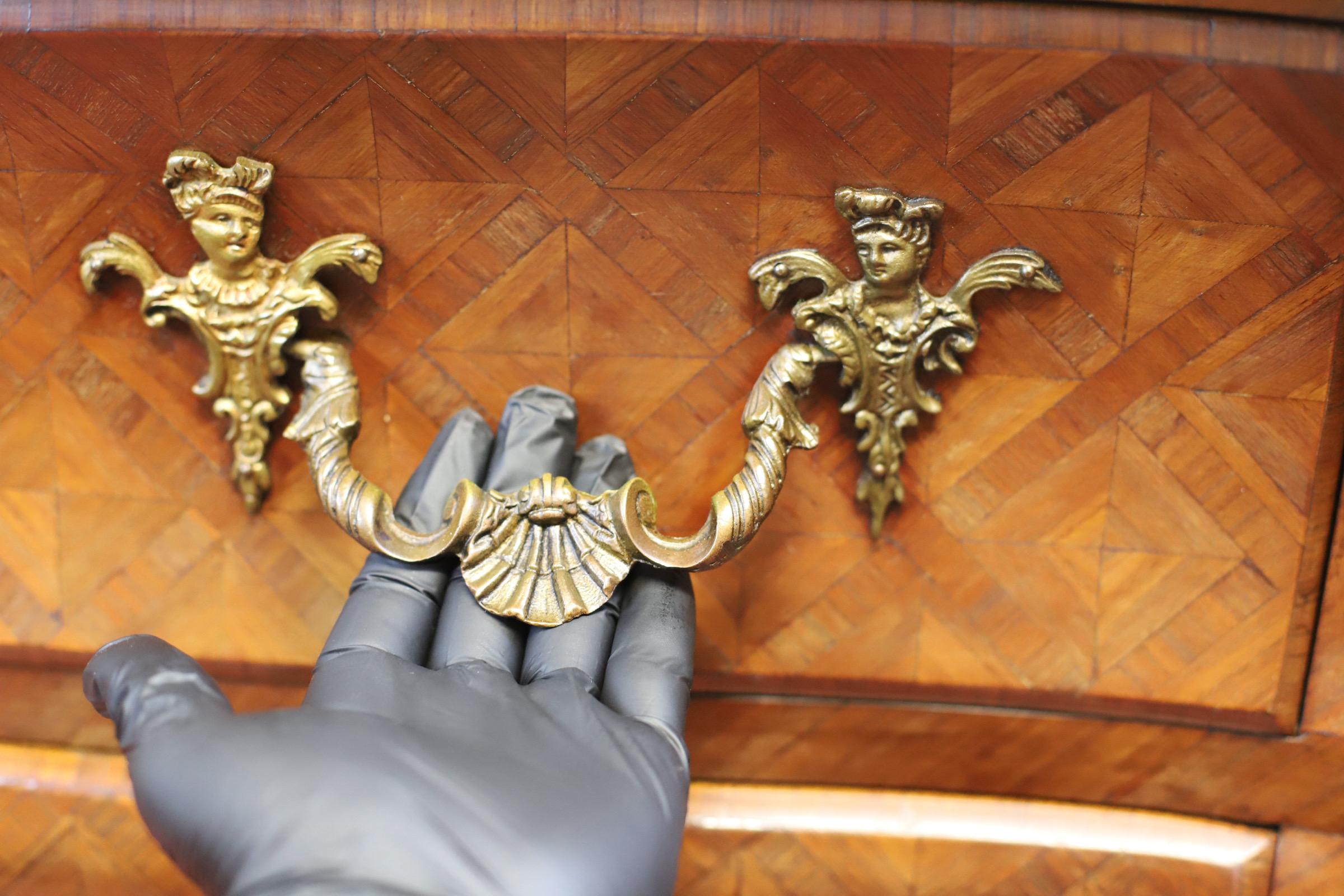Un francese stupefacente  Commodo a tre cassetti impiallacciato in parquet in vendita 7