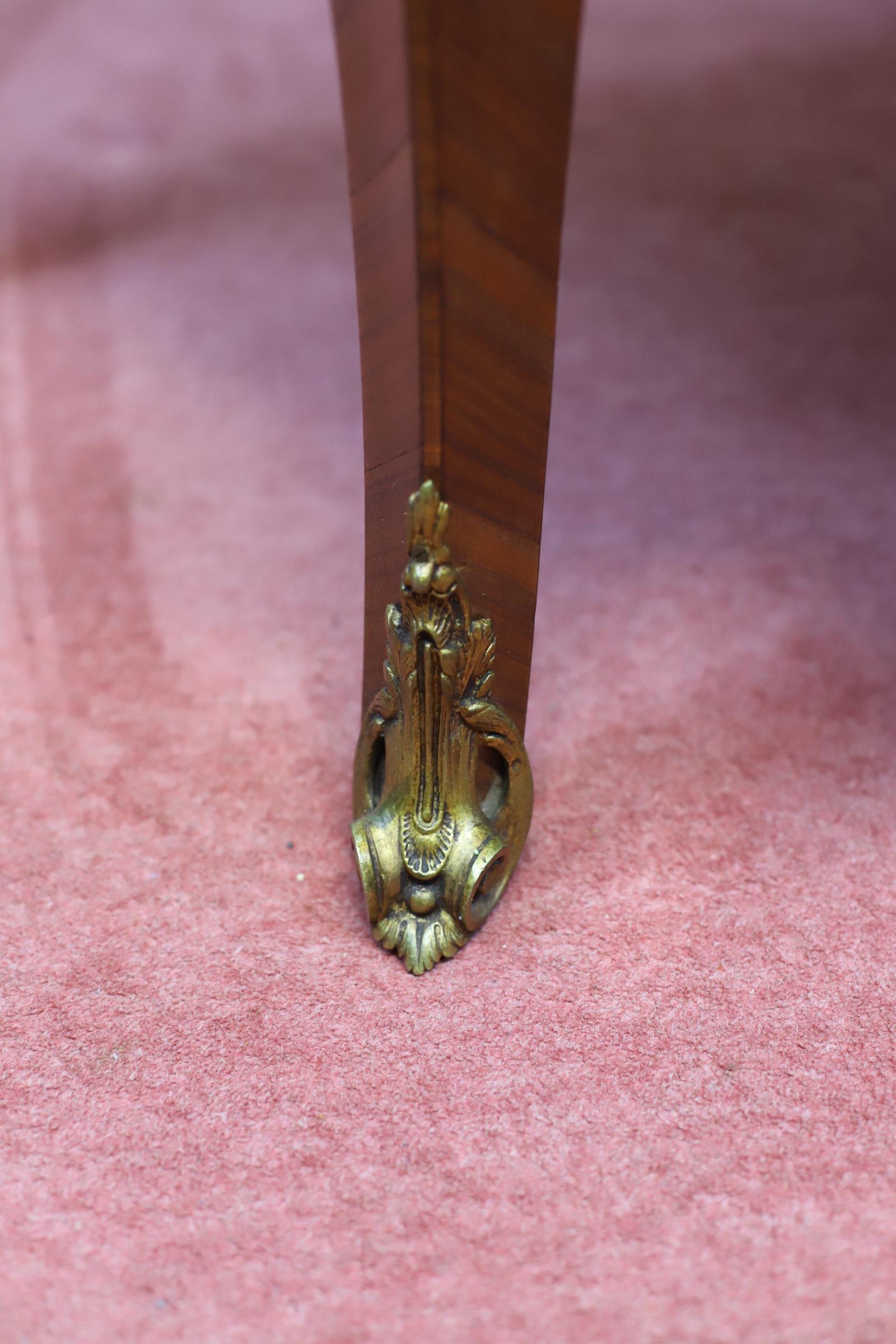 XX secolo Un francese stupefacente  Commodo a tre cassetti impiallacciato in parquet in vendita