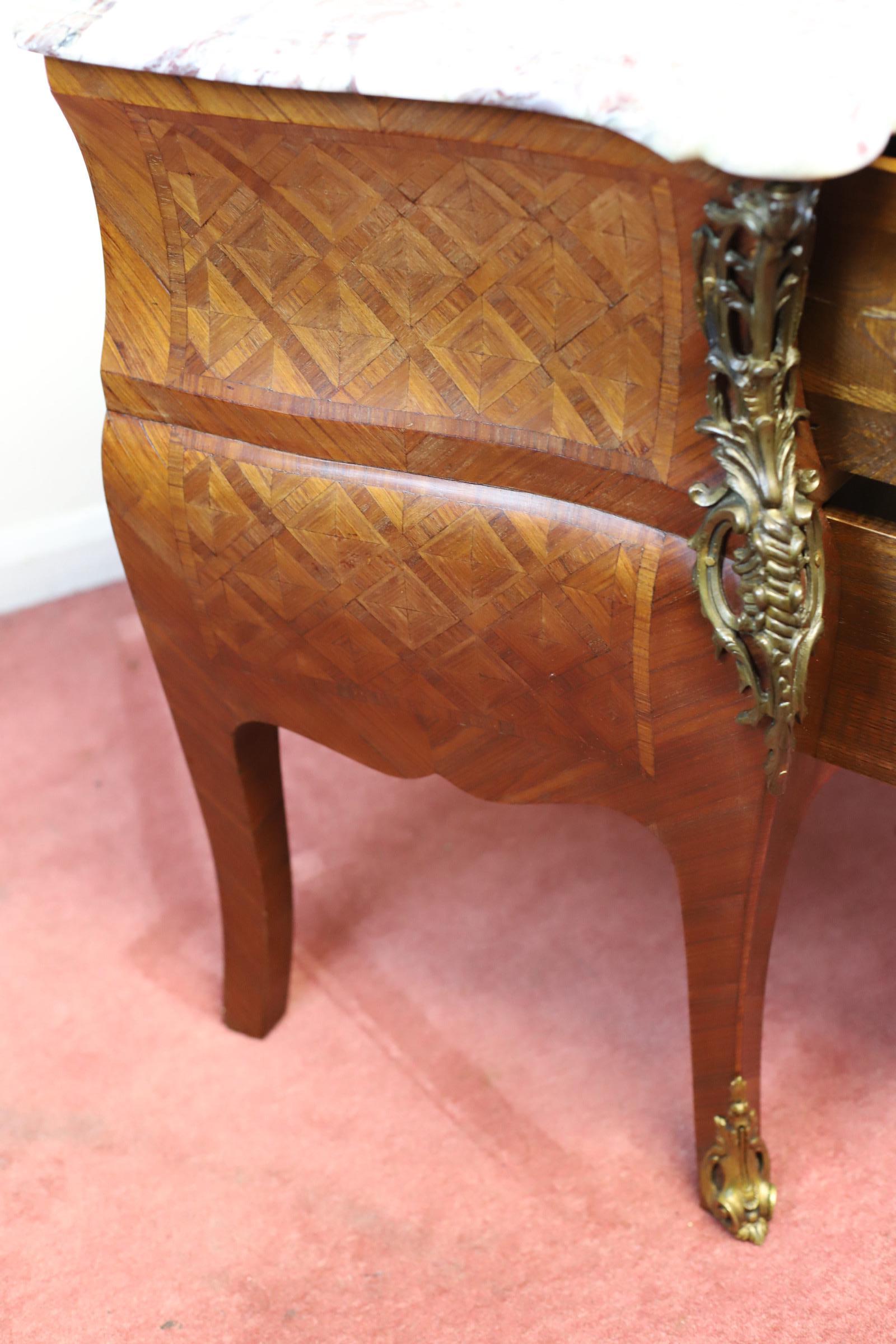 Ottone Un francese stupefacente  Commodo a tre cassetti impiallacciato in parquet in vendita