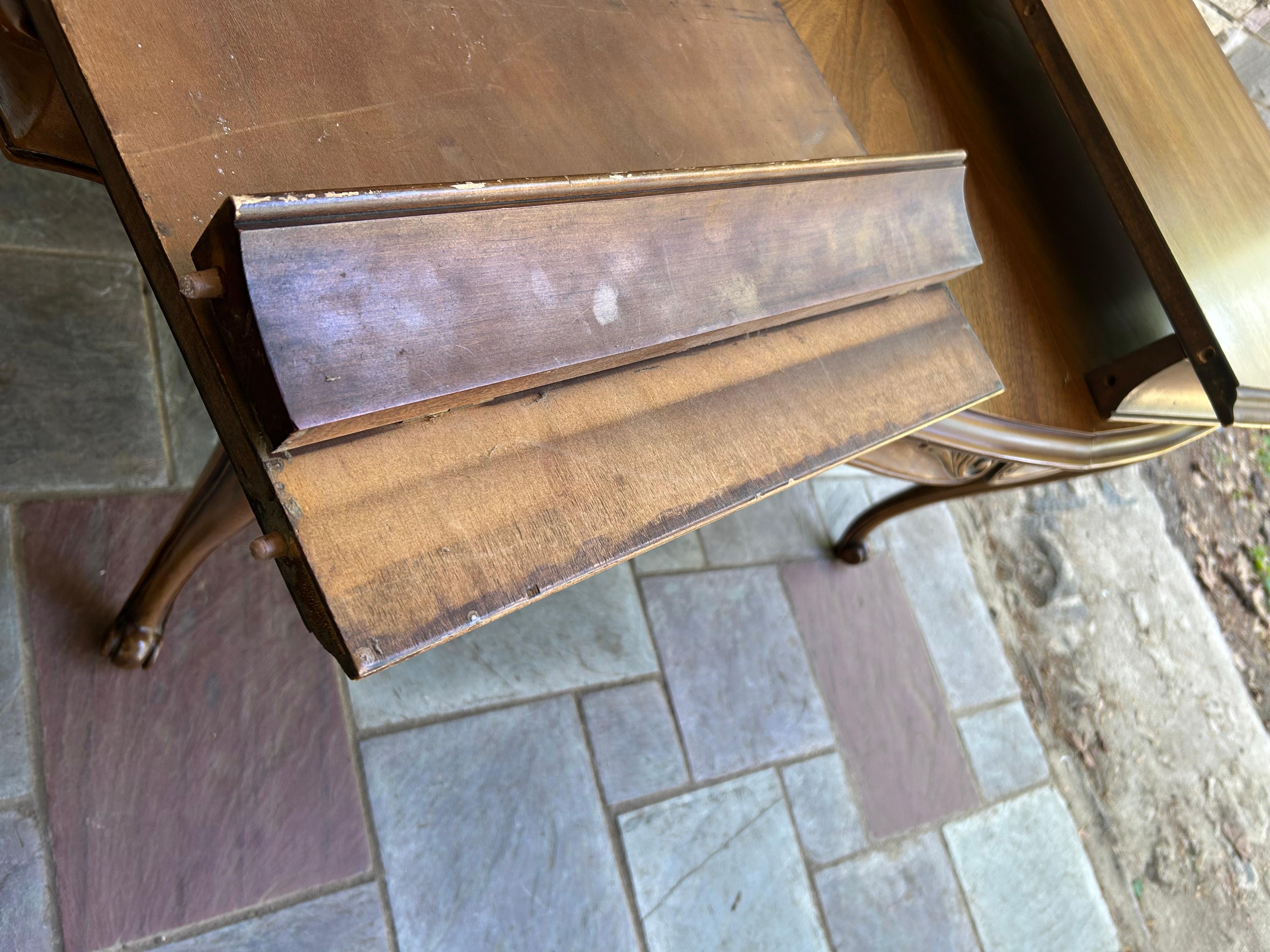 Stupefacente tavolo da pranzo provinciale francese con gambe a cabriola del metà secolo Attr. Widdicomb in vendita 9