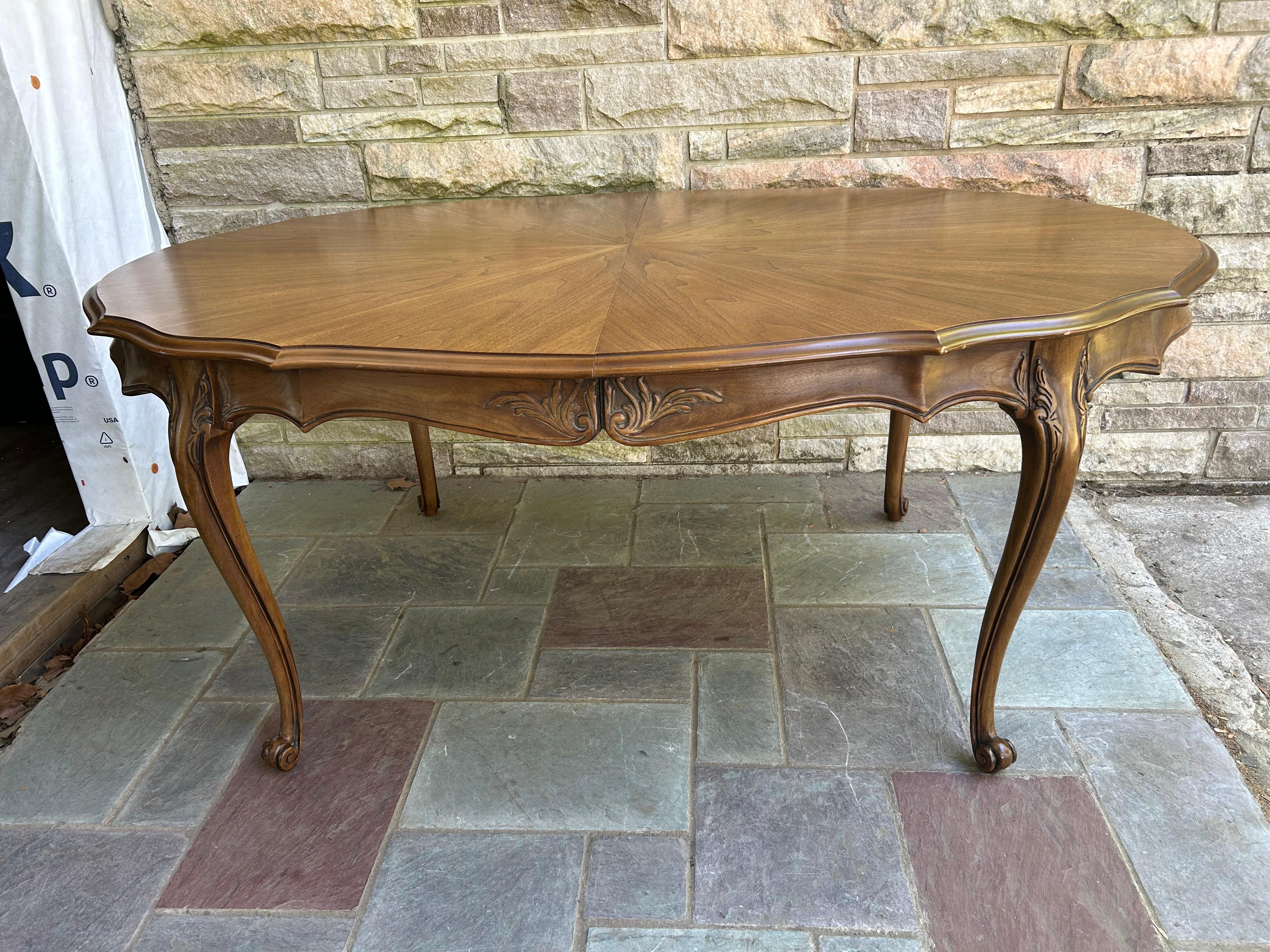 Mid-Century moderno Stupefacente tavolo da pranzo provinciale francese con gambe a cabriola del metà secolo Attr. Widdicomb in vendita