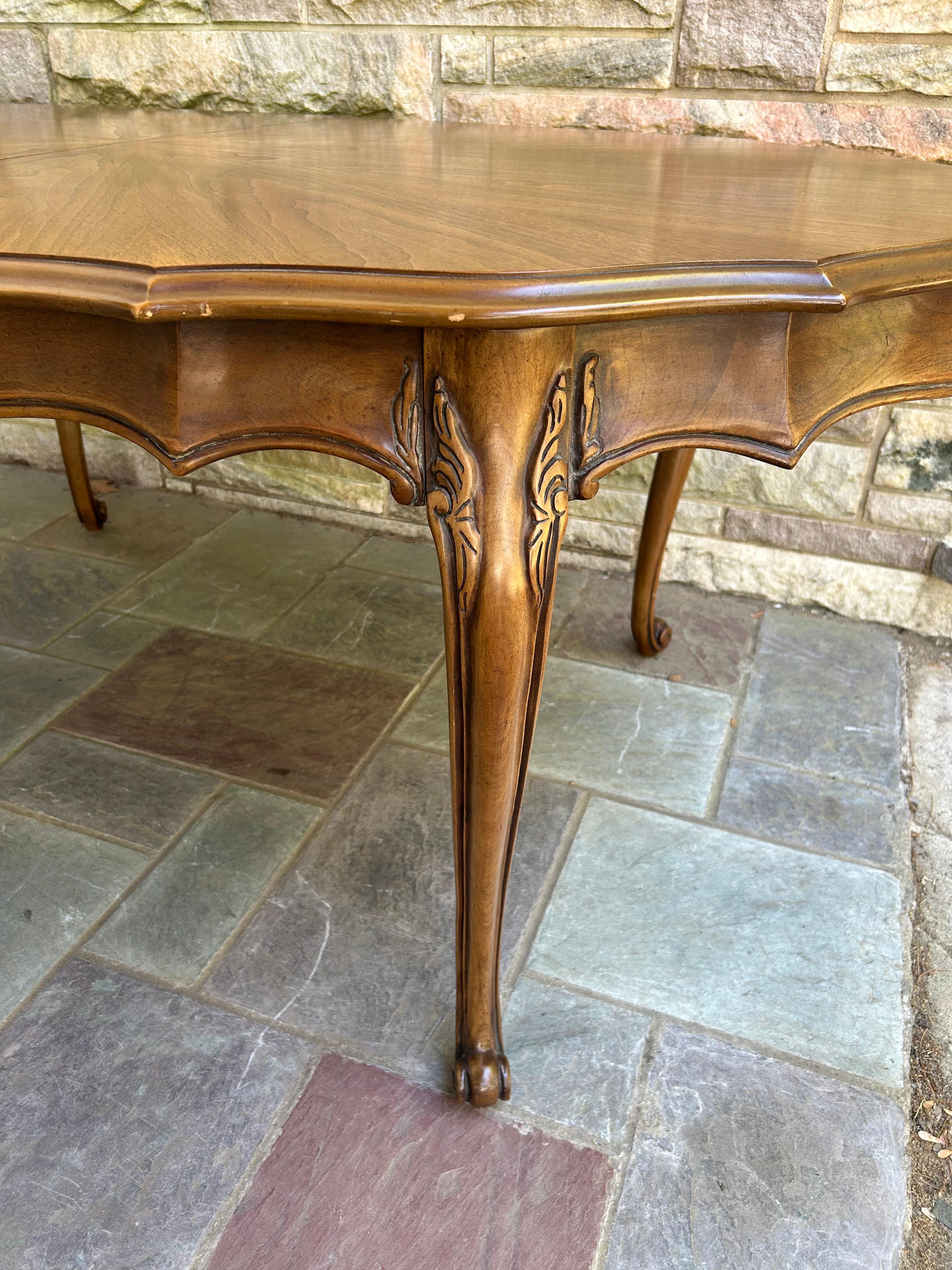 Stupefacente tavolo da pranzo provinciale francese con gambe a cabriola del metà secolo Attr. Widdicomb In condizioni buone in vendita a Pemberton, NJ