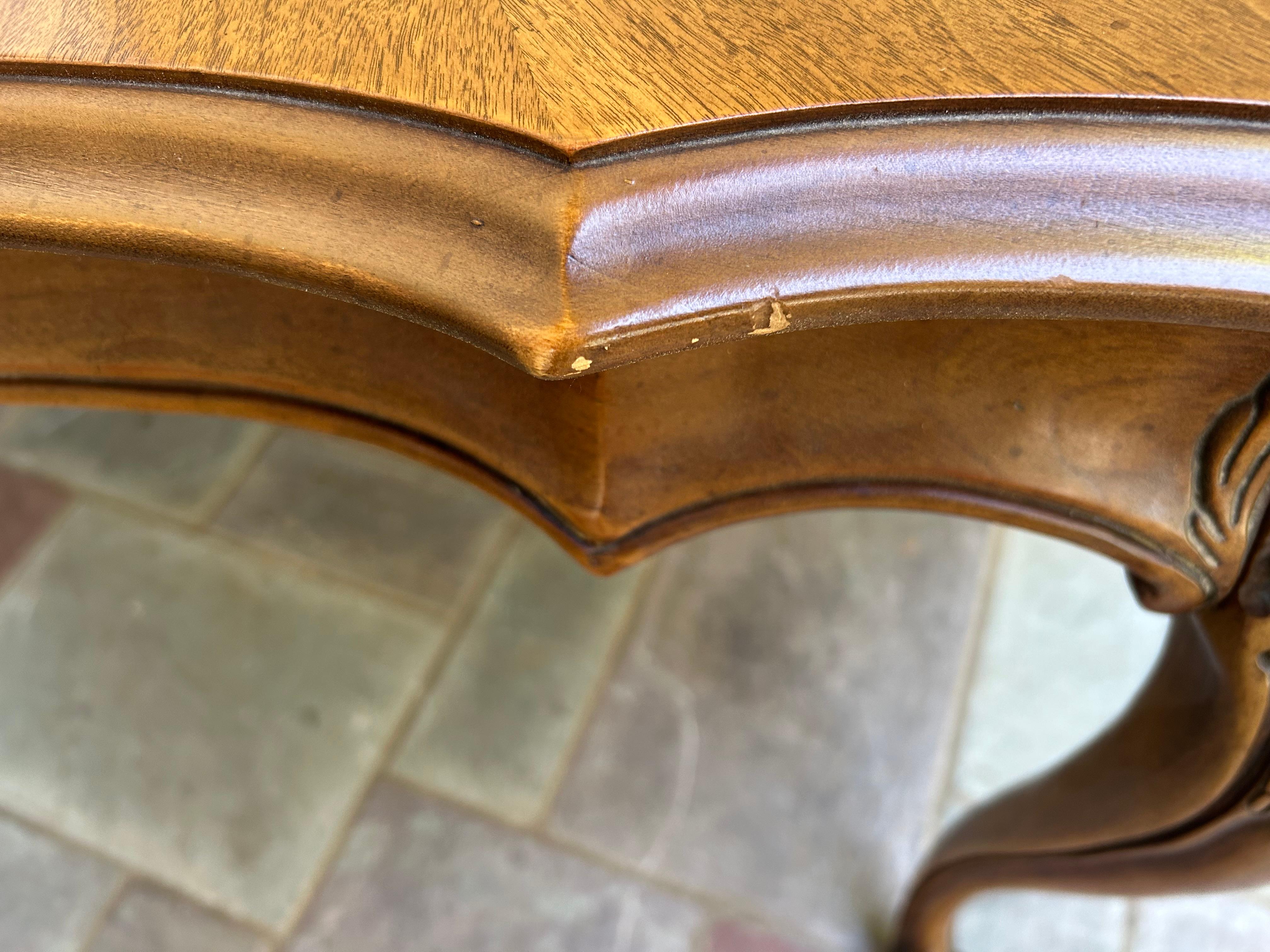 Metà XX secolo Stupefacente tavolo da pranzo provinciale francese con gambe a cabriola del metà secolo Attr. Widdicomb in vendita