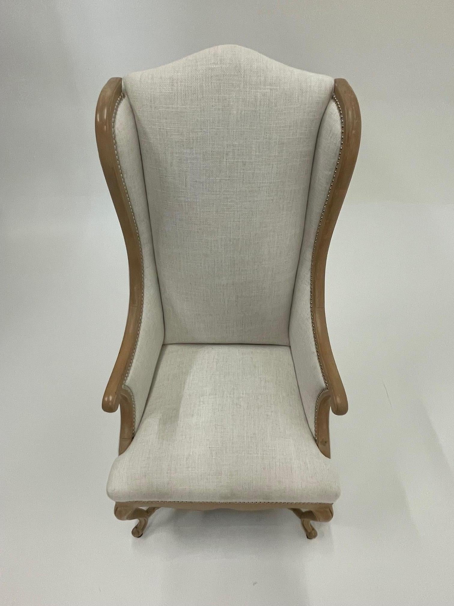 Provincial français Superbe fauteuil provincial français en chêne lavé à la chaise en vente