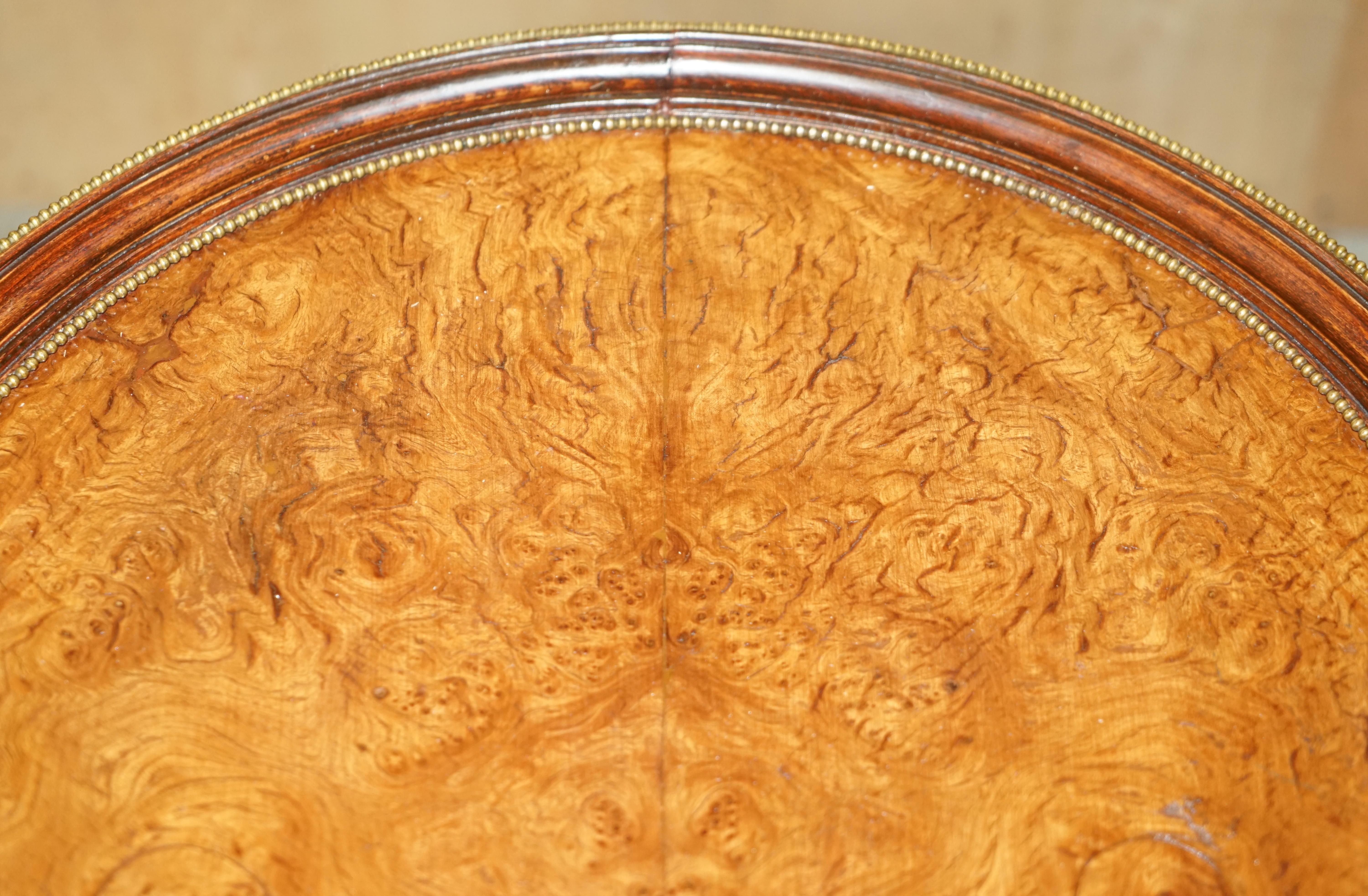 STUNNiNG FRENCH VINTAGE BURR WALNUT & GILT BRASS ROUND OCCASIONAL TABLE For Sale 5