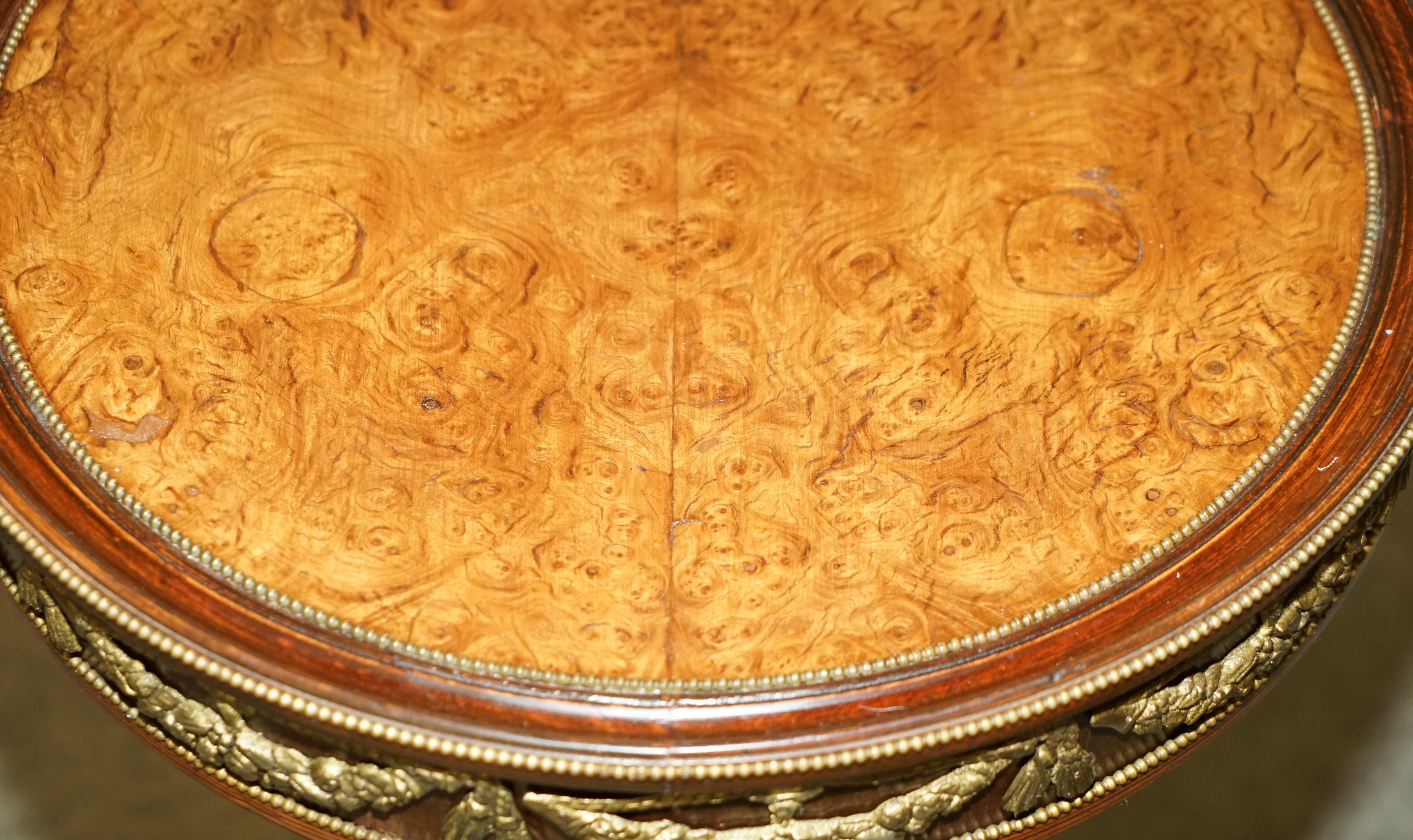 STUNNiNG FRENCH VINTAGE BURR WALNUT & GILT BRASS ROUND OCCASIONAL TABLE For Sale 6