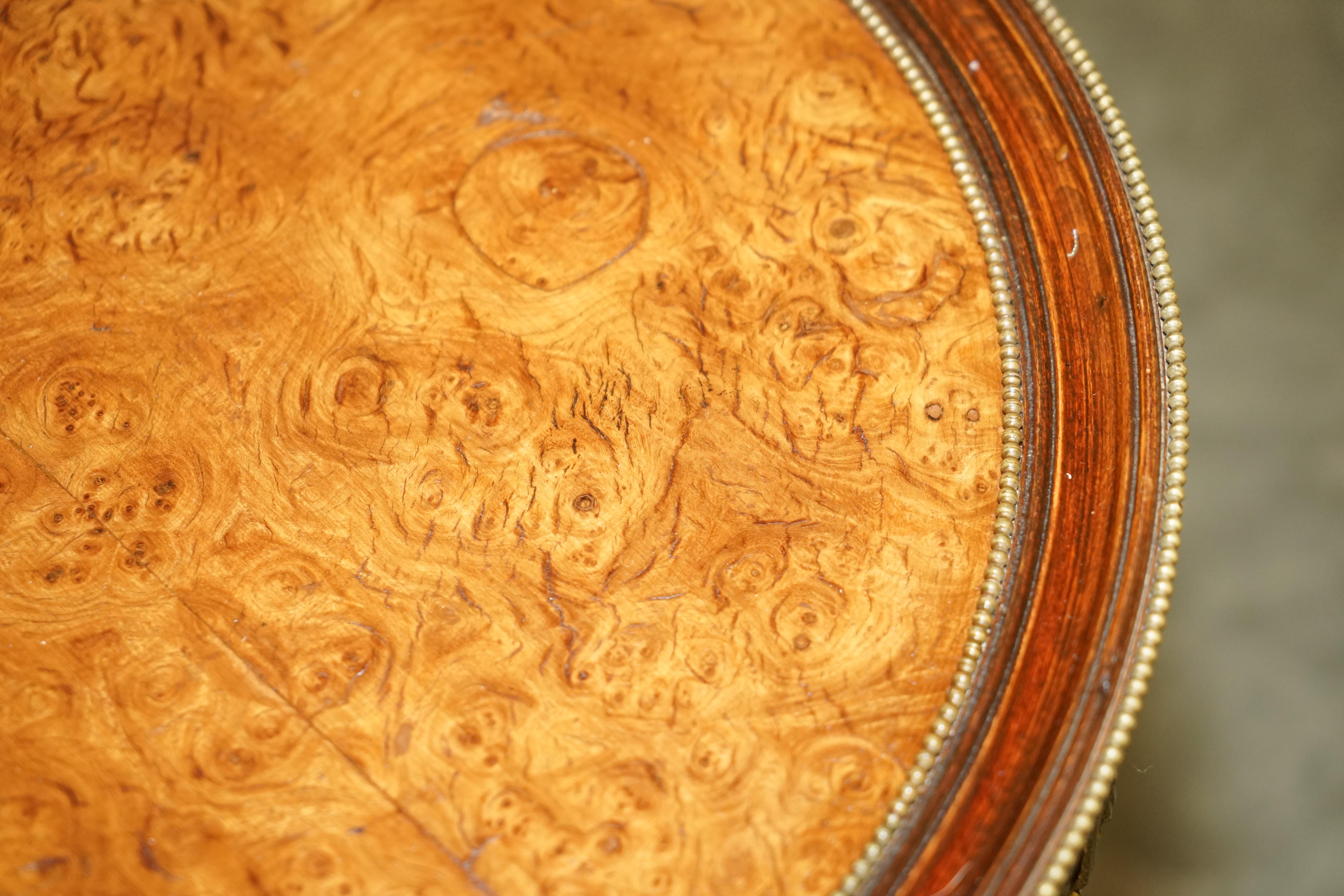 STUNNiNG FRENCH VINTAGE BURR WALNUT & GILT BRASS ROUND OCCASIONAL TABLE For Sale 10