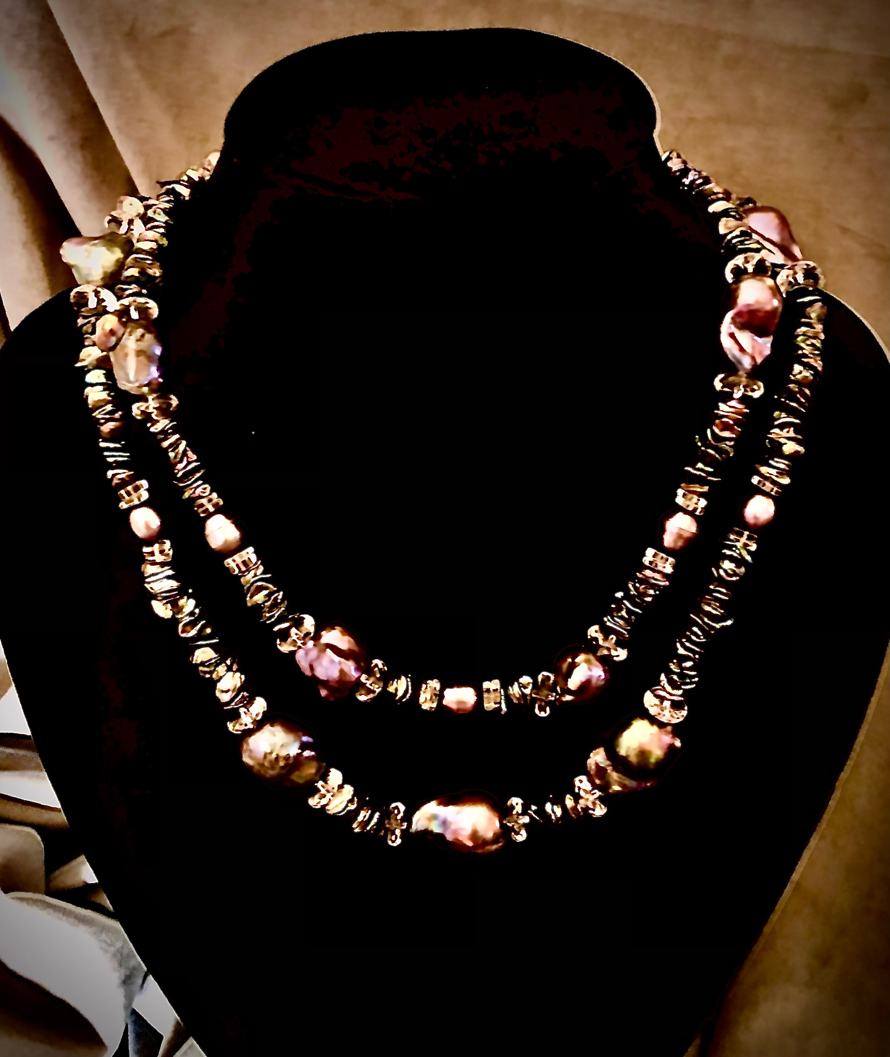 Contemporain Superbe collier double baroque en paon d'eau douce avec cristal de roche en vente