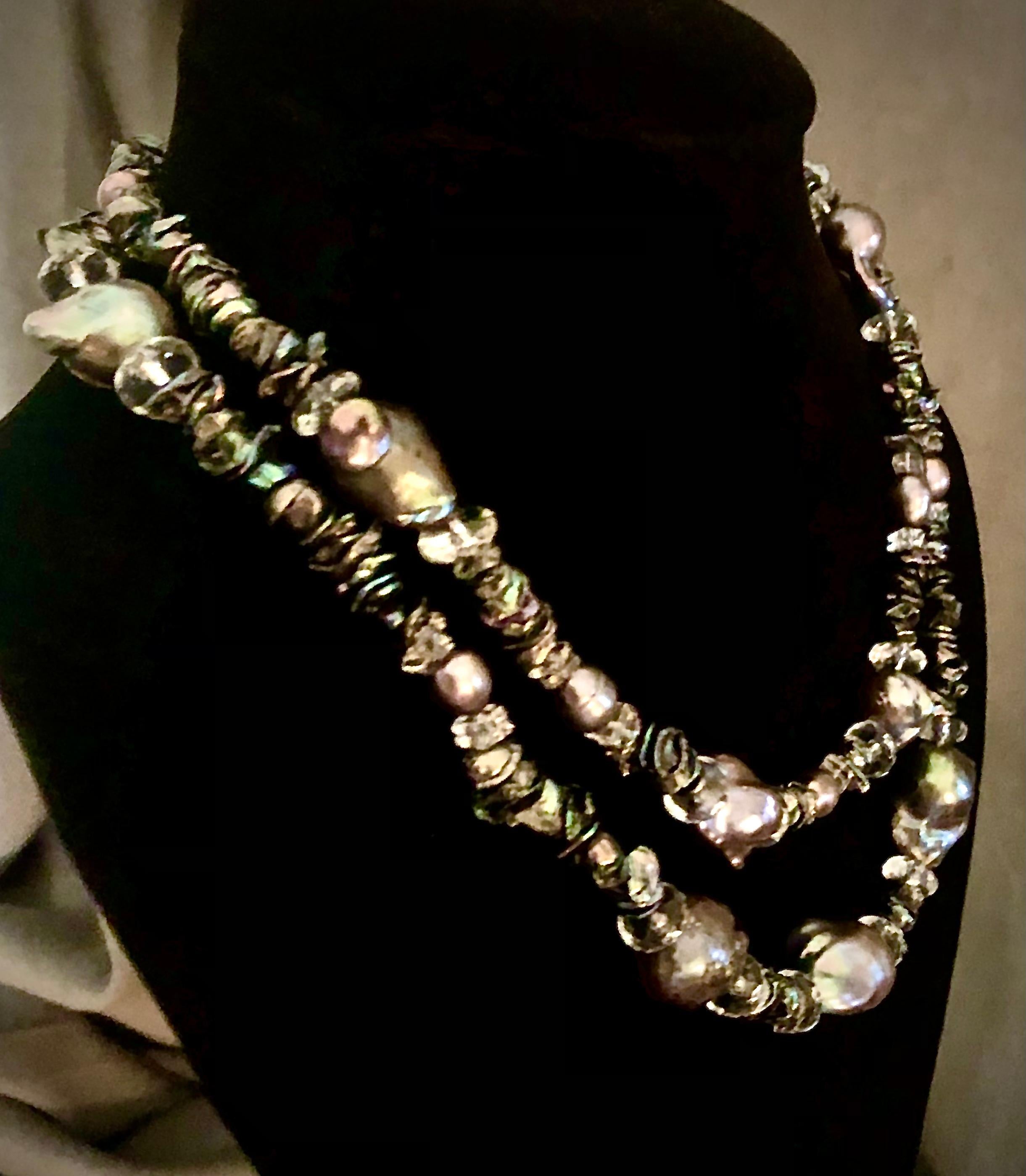Taille ronde Superbe collier double baroque en paon d'eau douce avec cristal de roche en vente