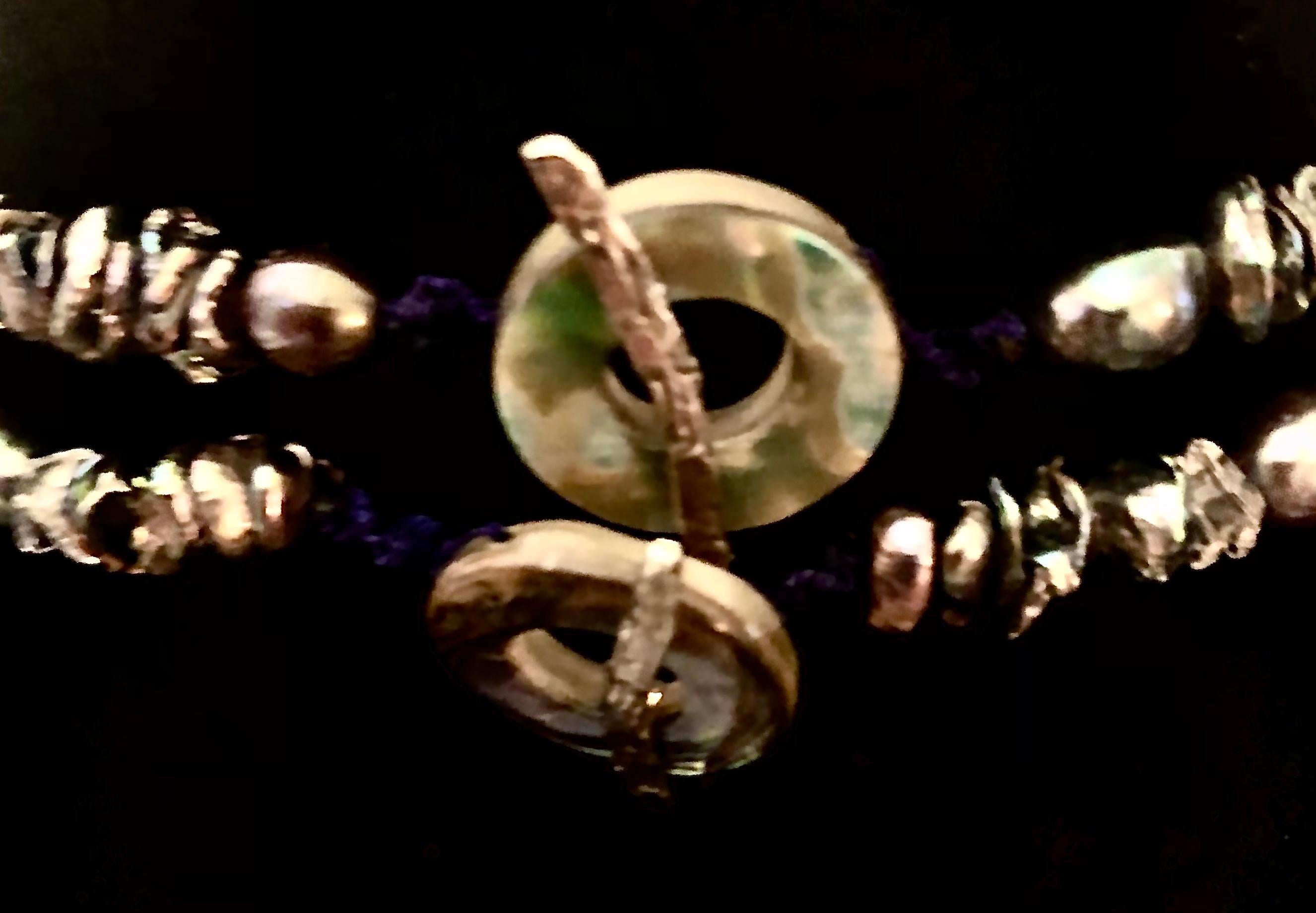 Superbe collier double baroque en paon d'eau douce avec cristal de roche Neuf - En vente à New Orleans, LA