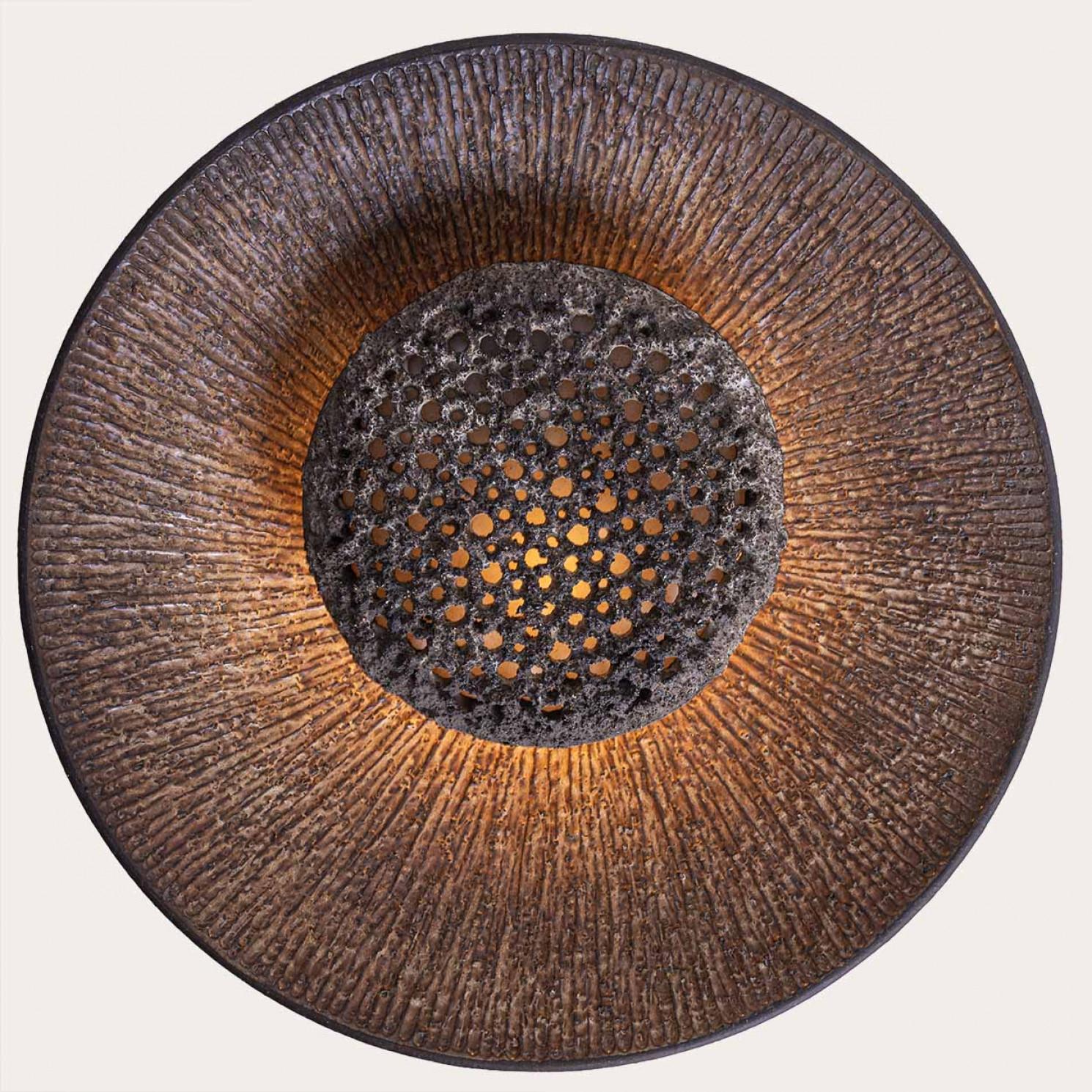 Spectaculaire applique murale circulaire en céramique, avec de beaux accents. Fabriqué au Danemark dans les années 1970.

Les belles gravures dans la céramique permettent à cette applique de s'illuminer magnifiquement.

Nettoyé, bien câblé et prêt à