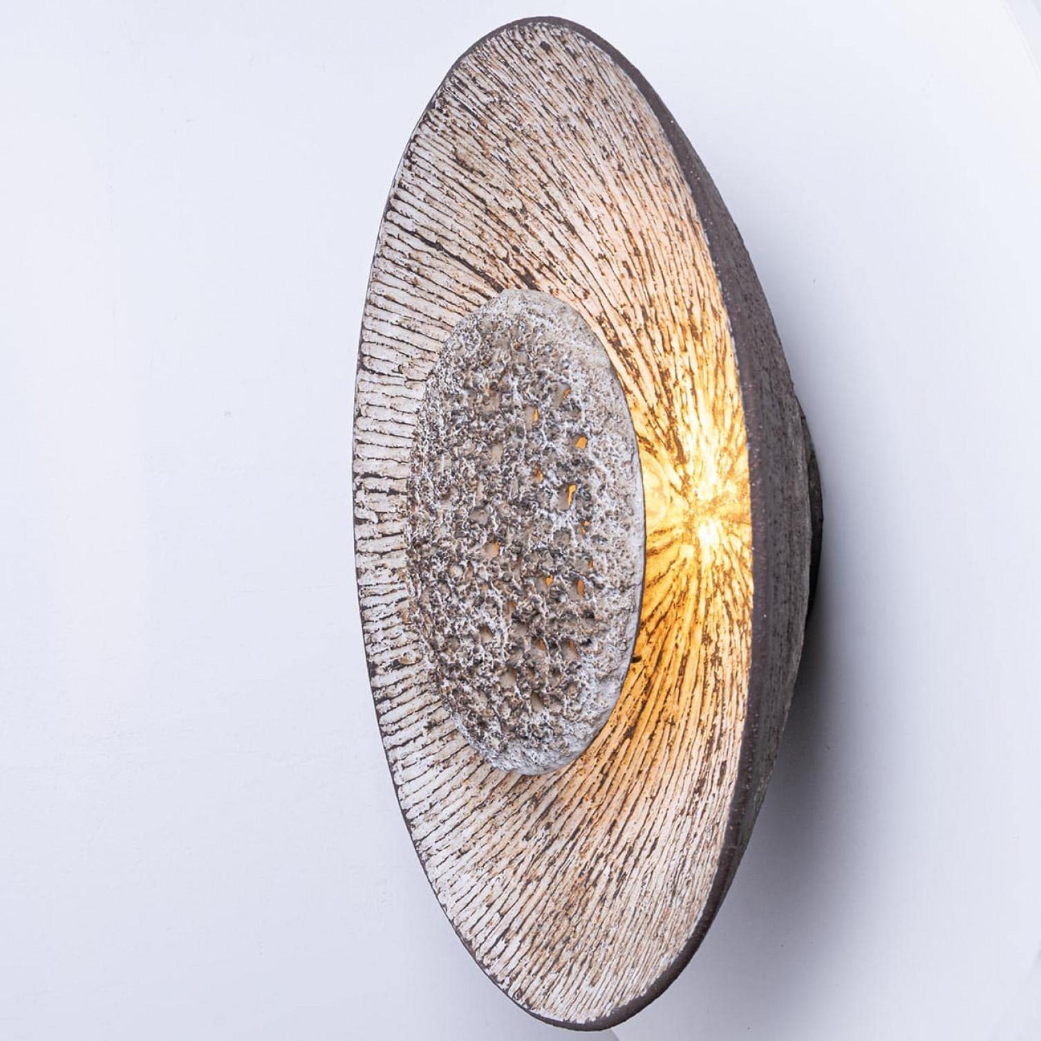 Smaltato Whiting Fridtjof Sejersen Lampada da parete in ceramica bianca e marrone, Danimarca, 1960 in vendita