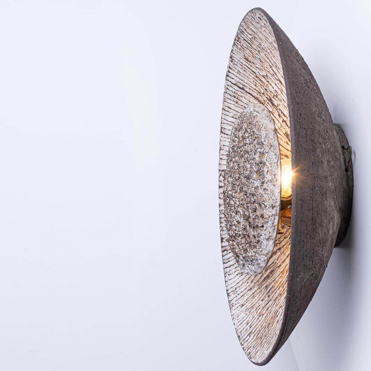 Metà XX secolo Whiting Fridtjof Sejersen Lampada da parete in ceramica bianca e marrone, Danimarca, 1960 in vendita