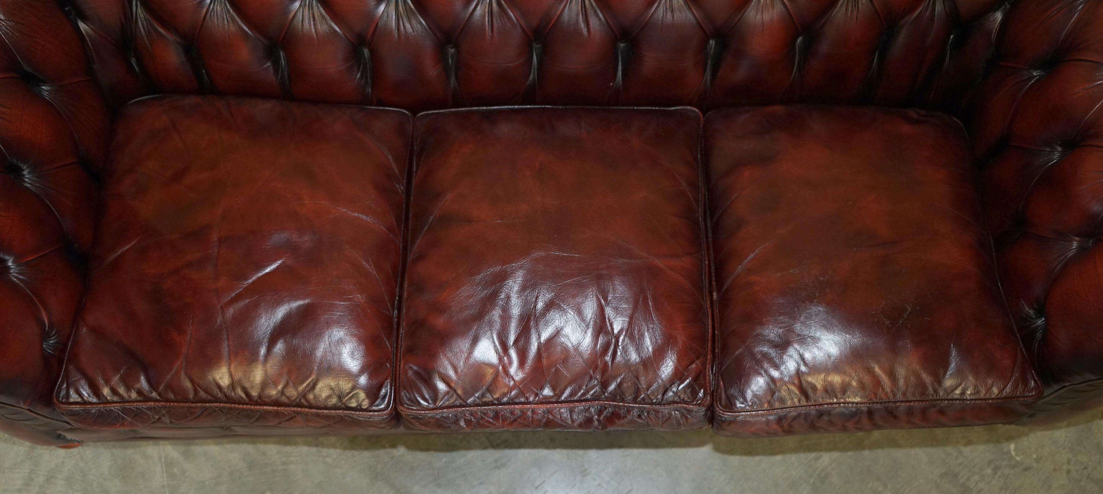 STUNNING FULLY RESTORED ENGLISH ViNTAGE BORDEAUX LEATHER CHESTERFIELD CLUB SOFA For Sale 3