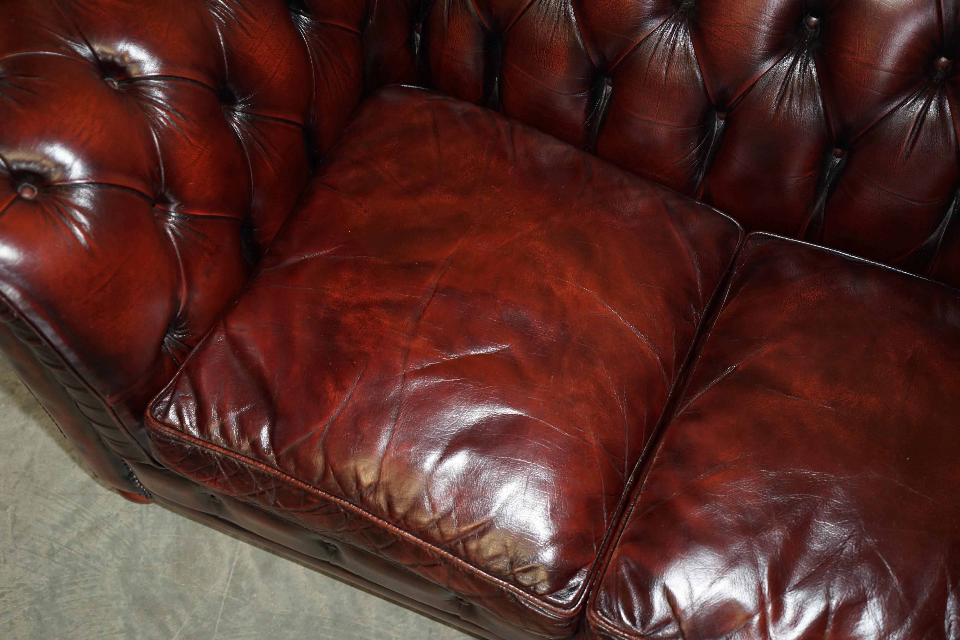 STUNNING FULLY RESTORED ENGLISH ViNTAGE BORDEAUX LEATHER CHESTERFIELD CLUB SOFA For Sale 4