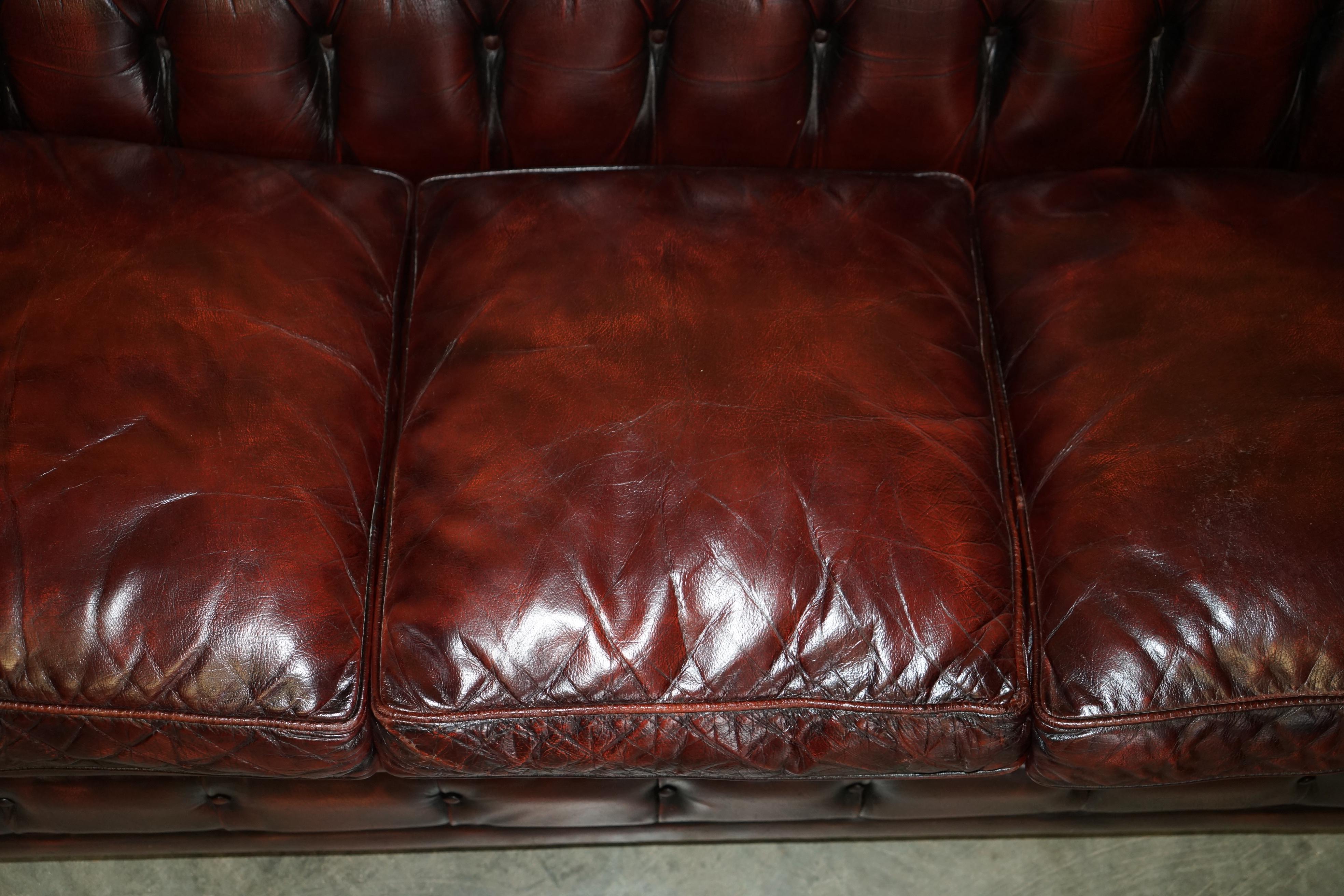 STUNNING FULLY RESTORED ENGLISH ViNTAGE BORDEAUX LEATHER CHESTERFIELD CLUB SOFA For Sale 5