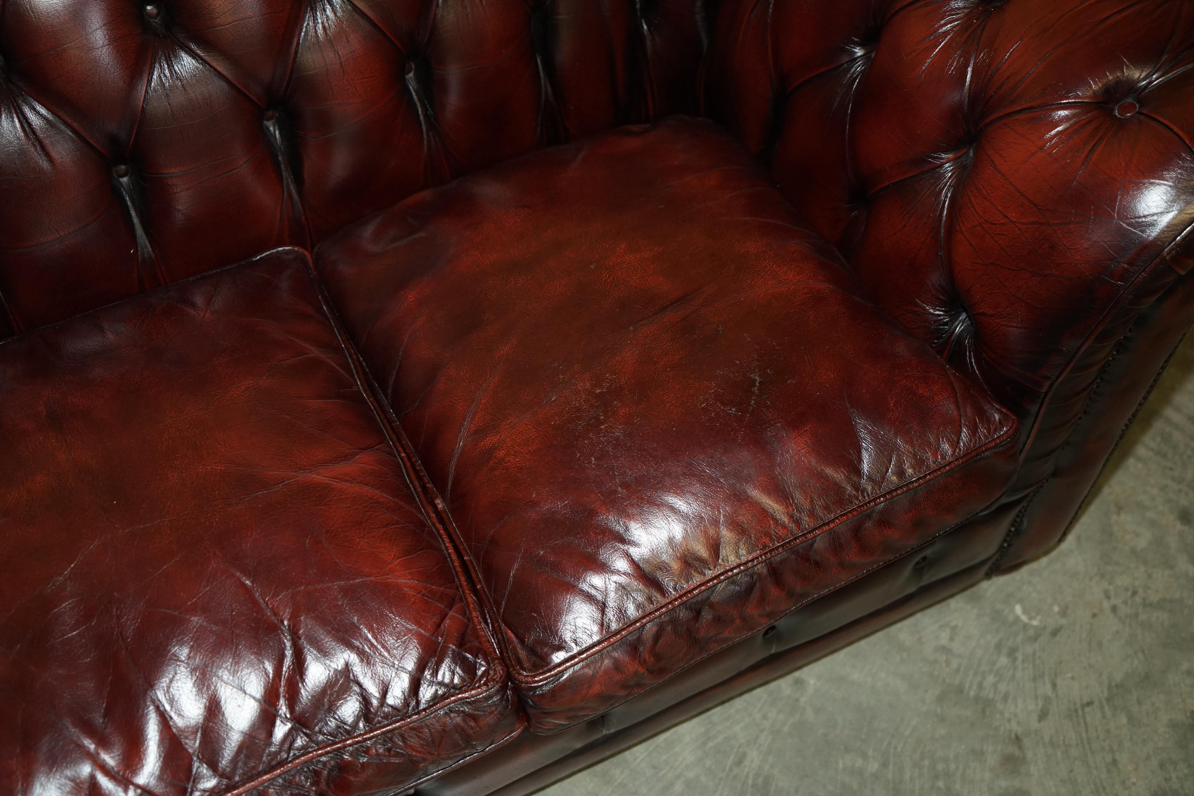 STUNNING FULLY RESTORED ENGLISH ViNTAGE BORDEAUX LEATHER CHESTERFIELD CLUB SOFA For Sale 6