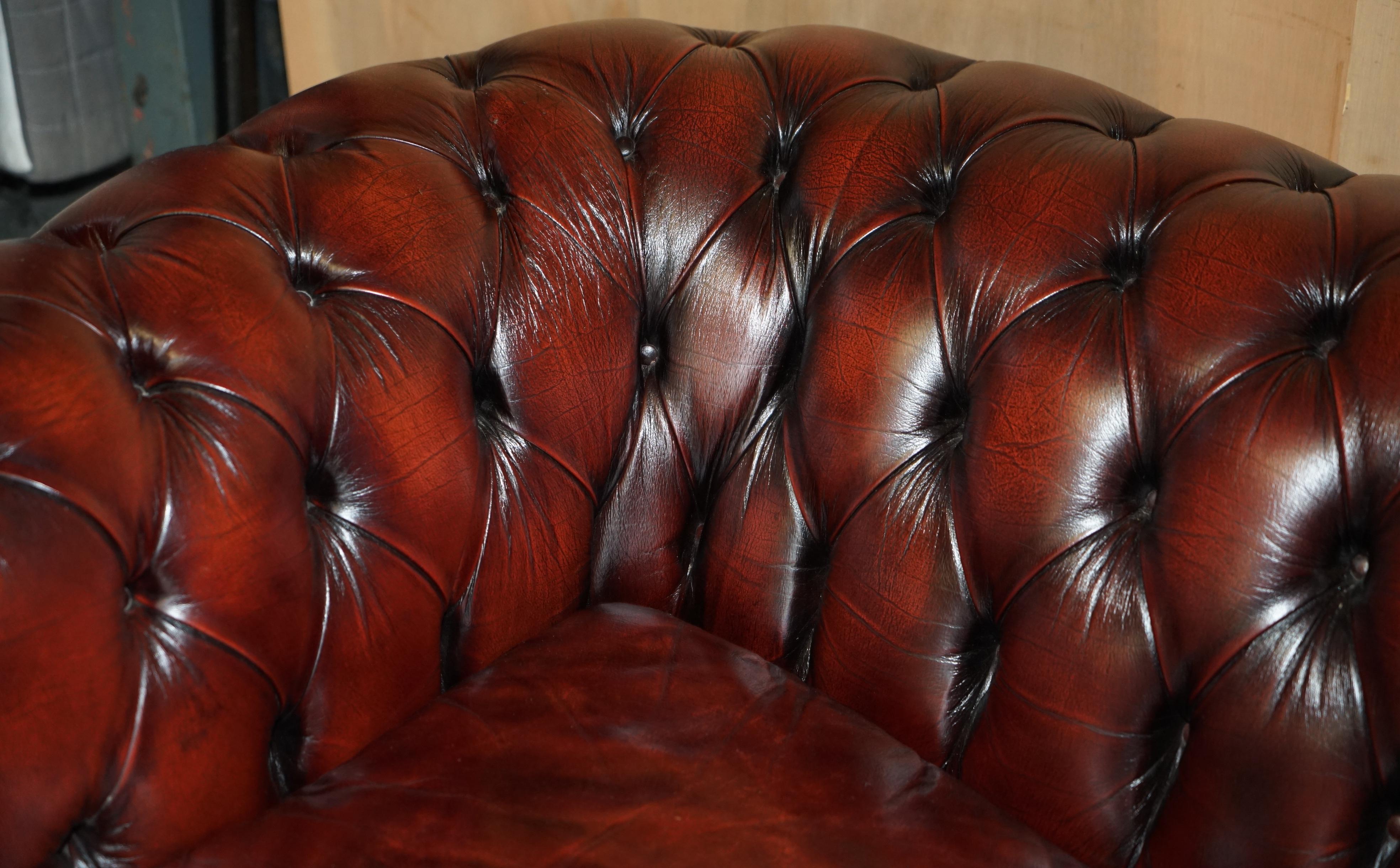 STUNNING FULLY RESTORED ENGLISH ViNTAGE BORDEAUX LEATHER CHESTERFIELD CLUB SOFA For Sale 7