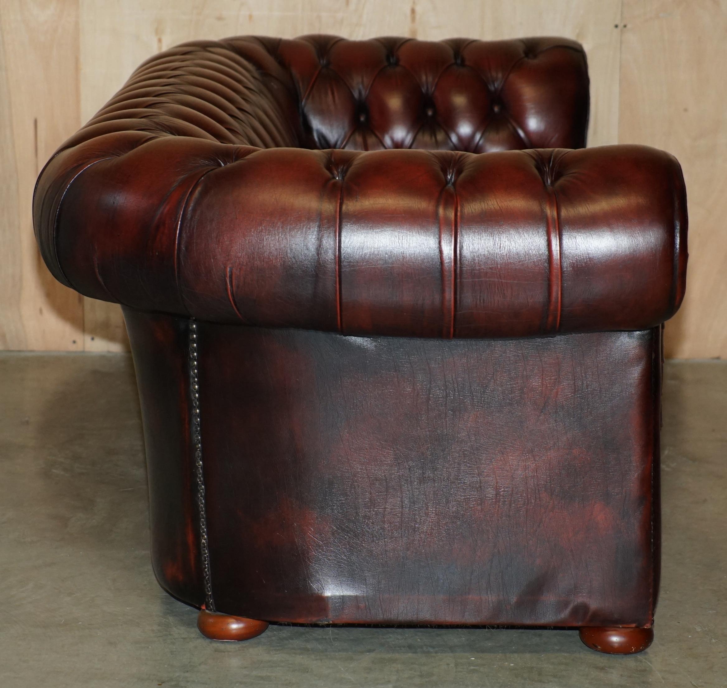 STUNNING FULLY RESTORED ENGLISH ViNTAGE BORDEAUX LEATHER CHESTERFIELD CLUB SOFA For Sale 8