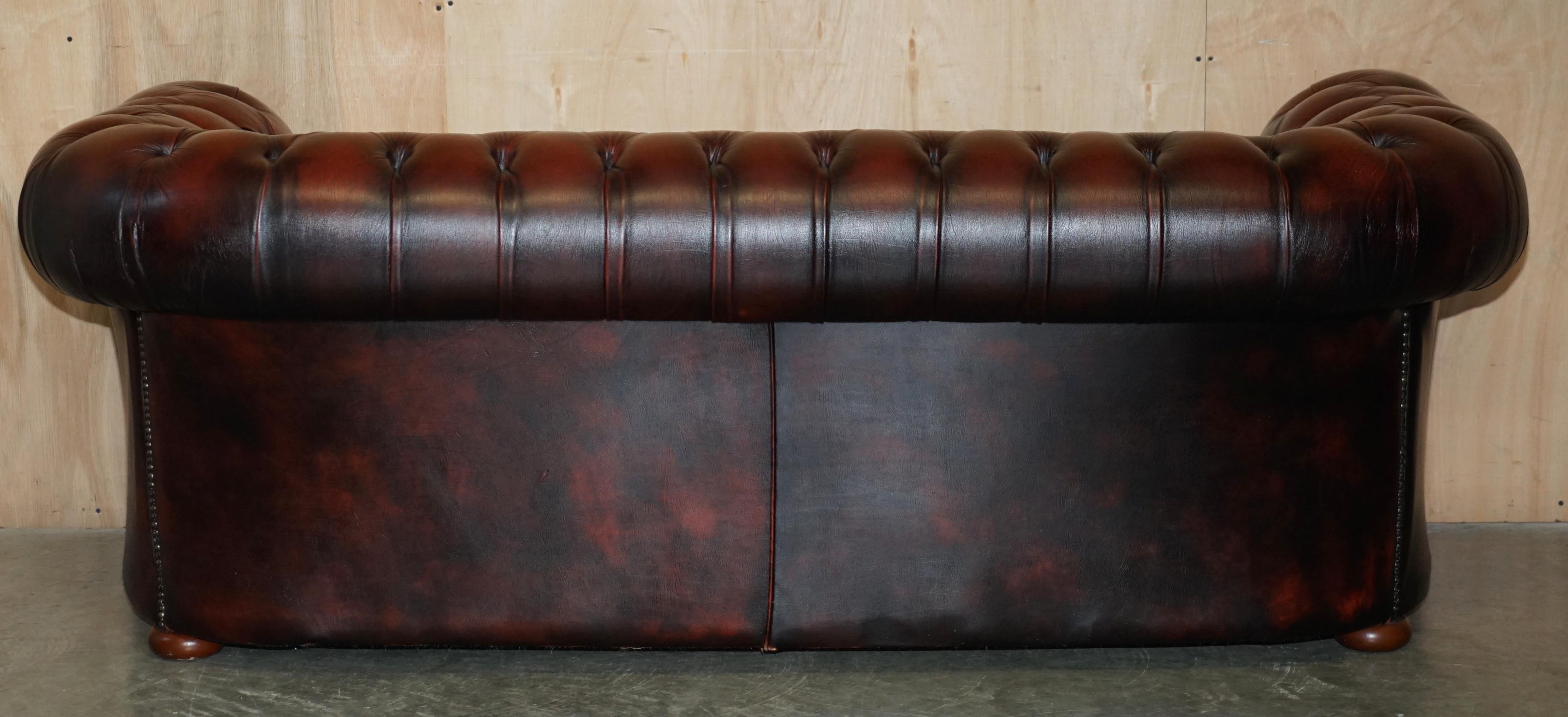 STUNNING FULLY RESTORED ENGLISH ViNTAGE BORDEAUX LEATHER CHESTERFIELD CLUB SOFA For Sale 9