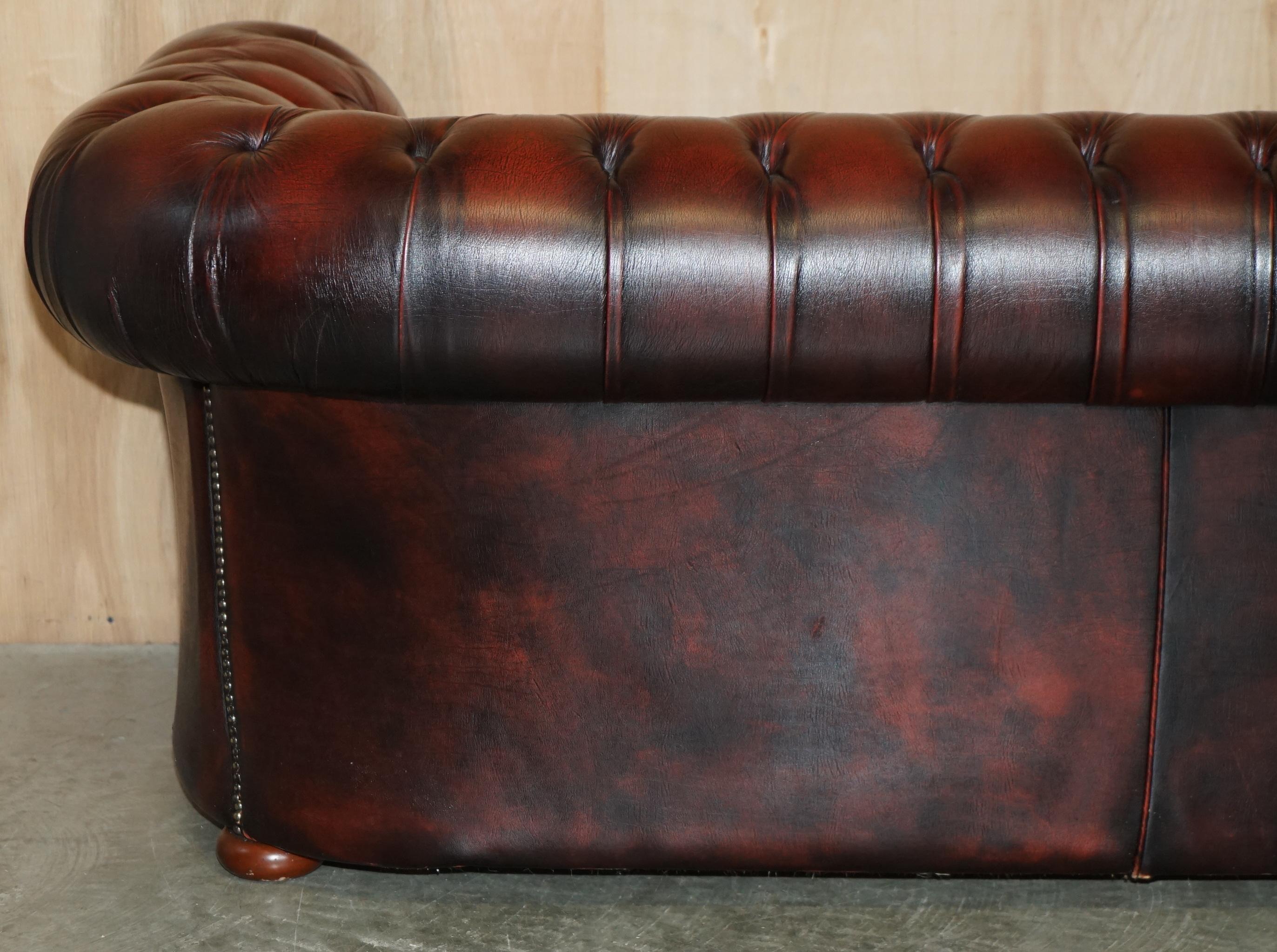 STUNNING FULLY RESTORED ENGLISH ViNTAGE BORDEAUX LEATHER CHESTERFIELD CLUB SOFA For Sale 10