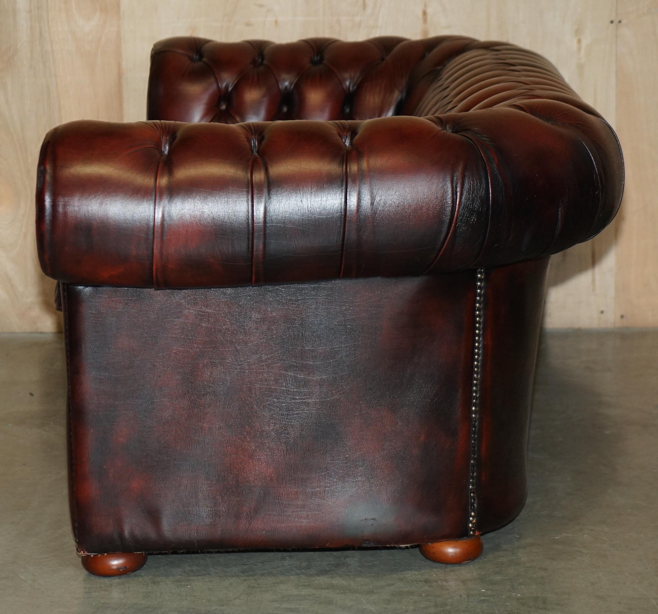 STUNNING FULLY RESTORED ENGLISH ViNTAGE BORDEAUX LEATHER CHESTERFIELD CLUB SOFA For Sale 11
