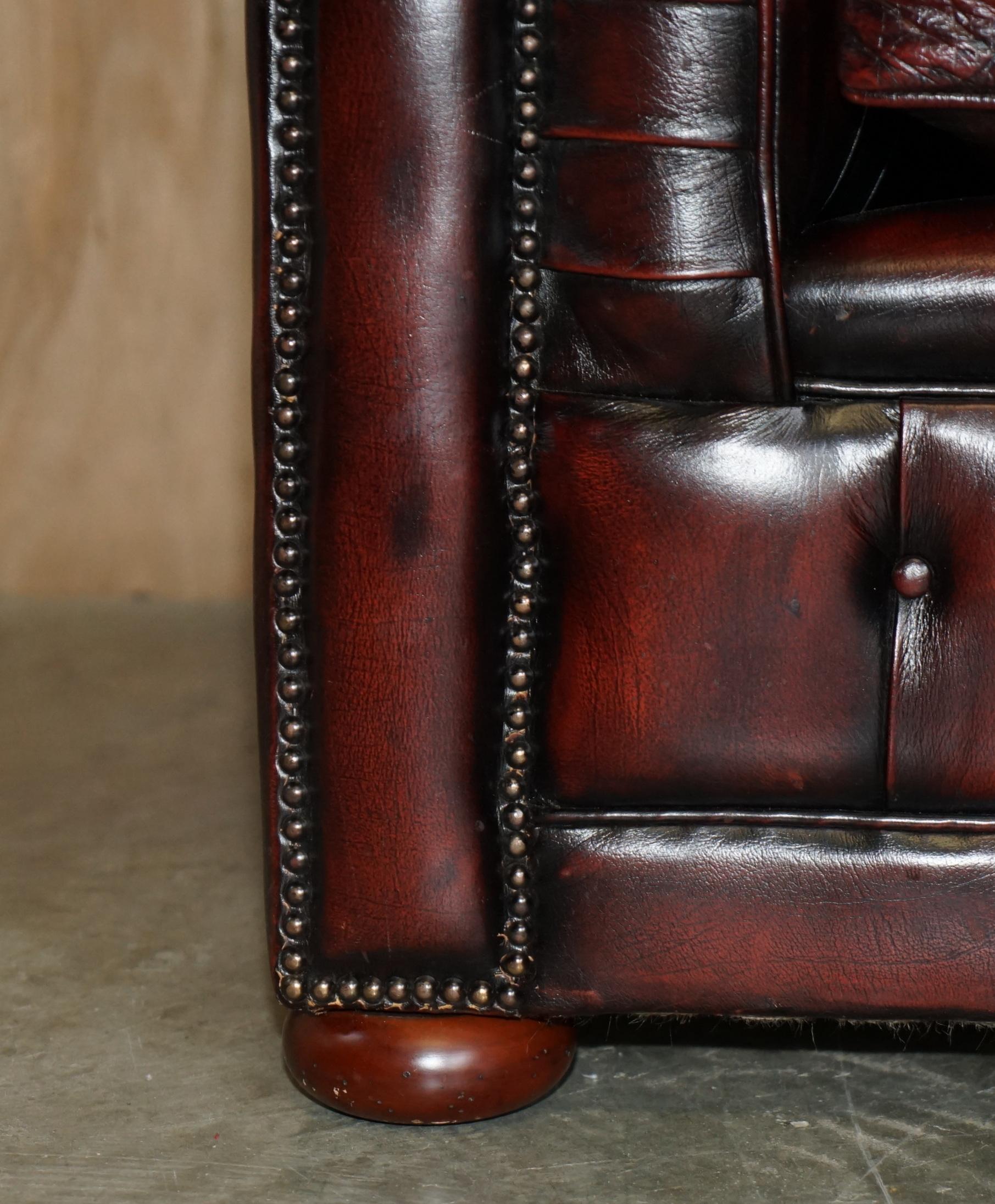 Hand-Crafted STUNNING FULLY RESTORED ENGLISH ViNTAGE BORDEAUX LEATHER CHESTERFIELD CLUB SOFA For Sale