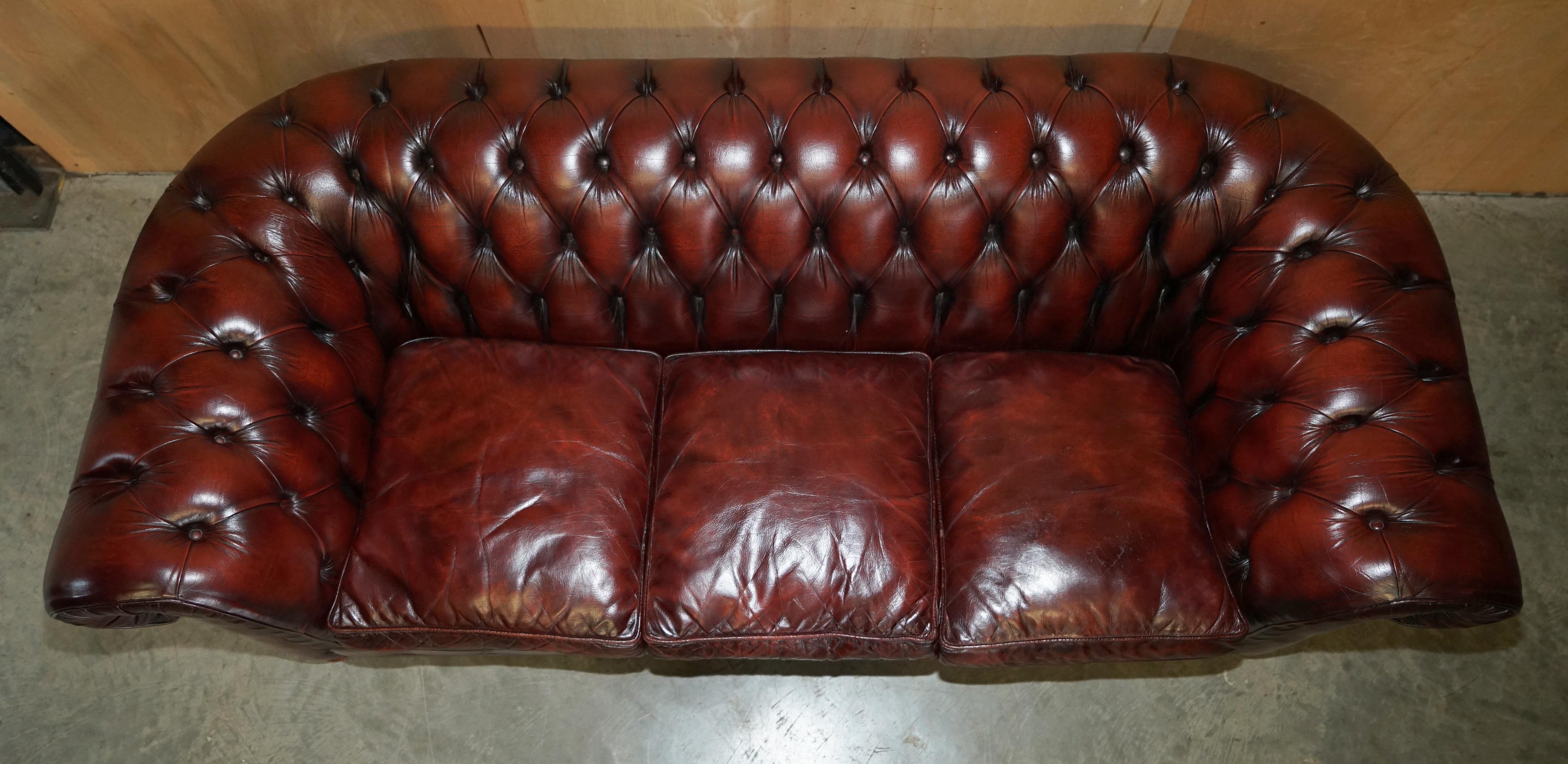 STUNNING FULLY RESTORED ENGLISH ViNTAGE BORDEAUX LEATHER CHESTERFIELD CLUB SOFA For Sale 2