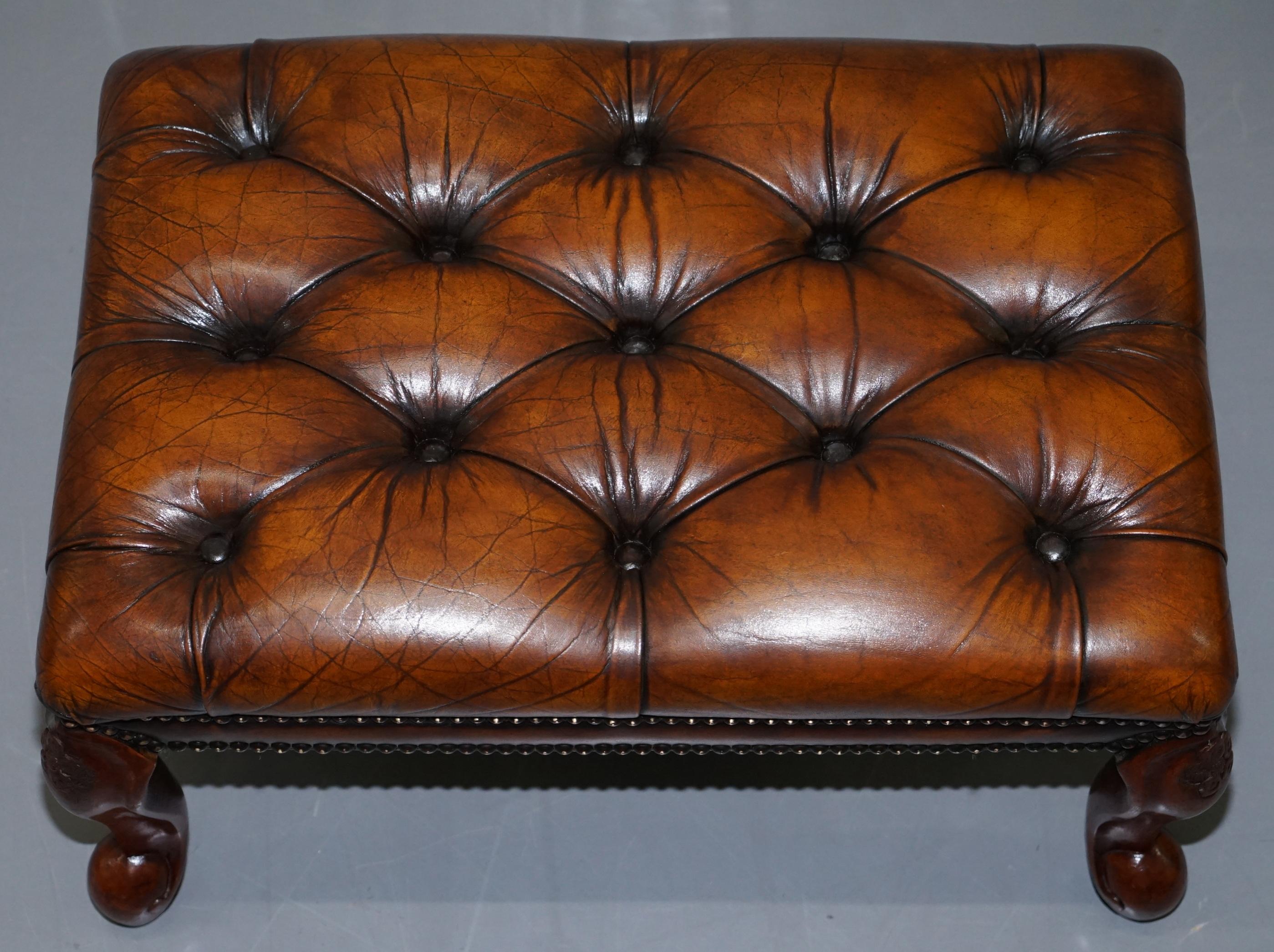 Stunning Fully Restored Hand Dyed Brown Leather Chesterfield Footstool Ornate (Handgefertigt)