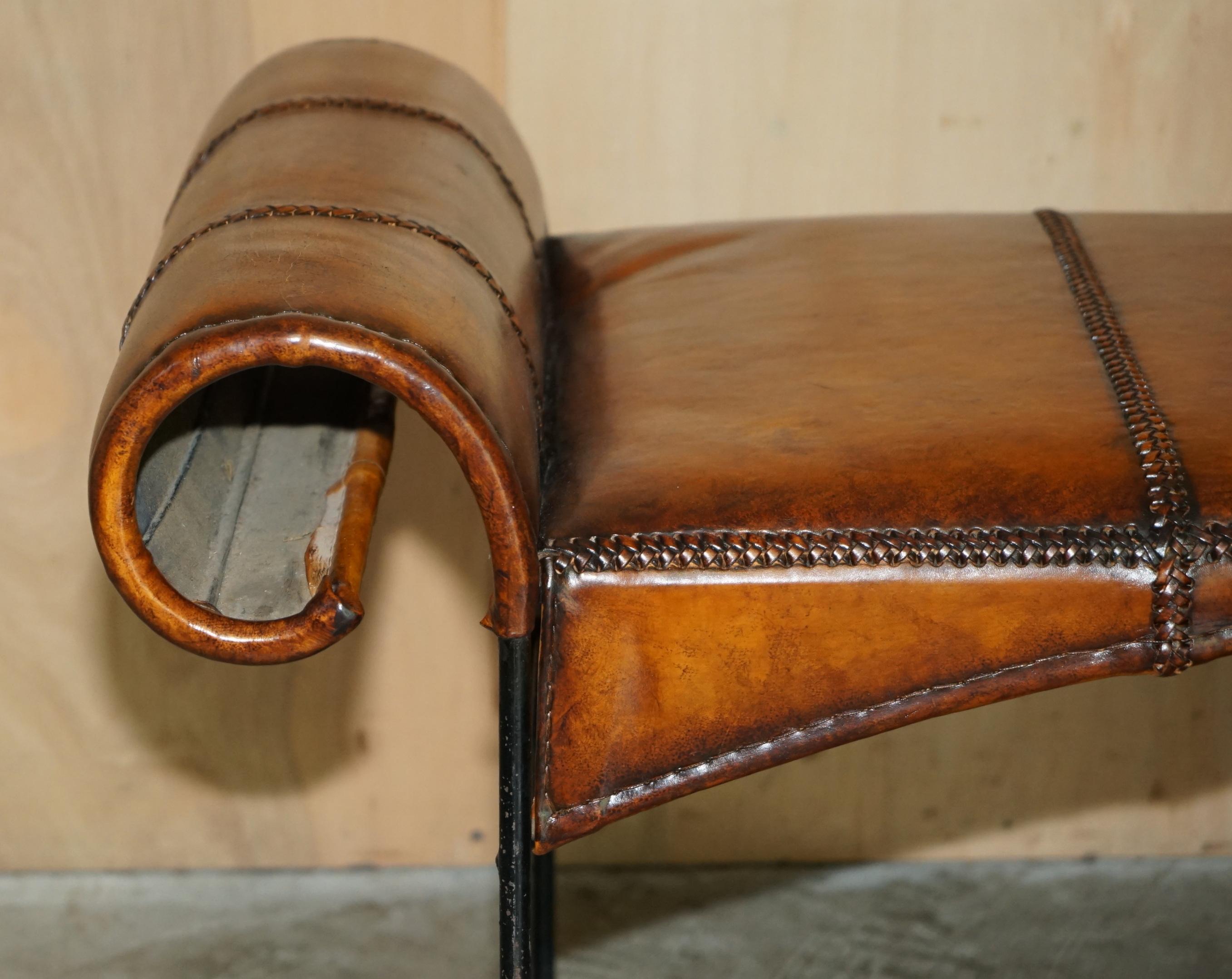 STAGNIFIQUE BANC DE FENÊTRE EN CUIR MANUEL STITCHED SPANISH IRON FENÊTRE entièrement restauré en vente 2