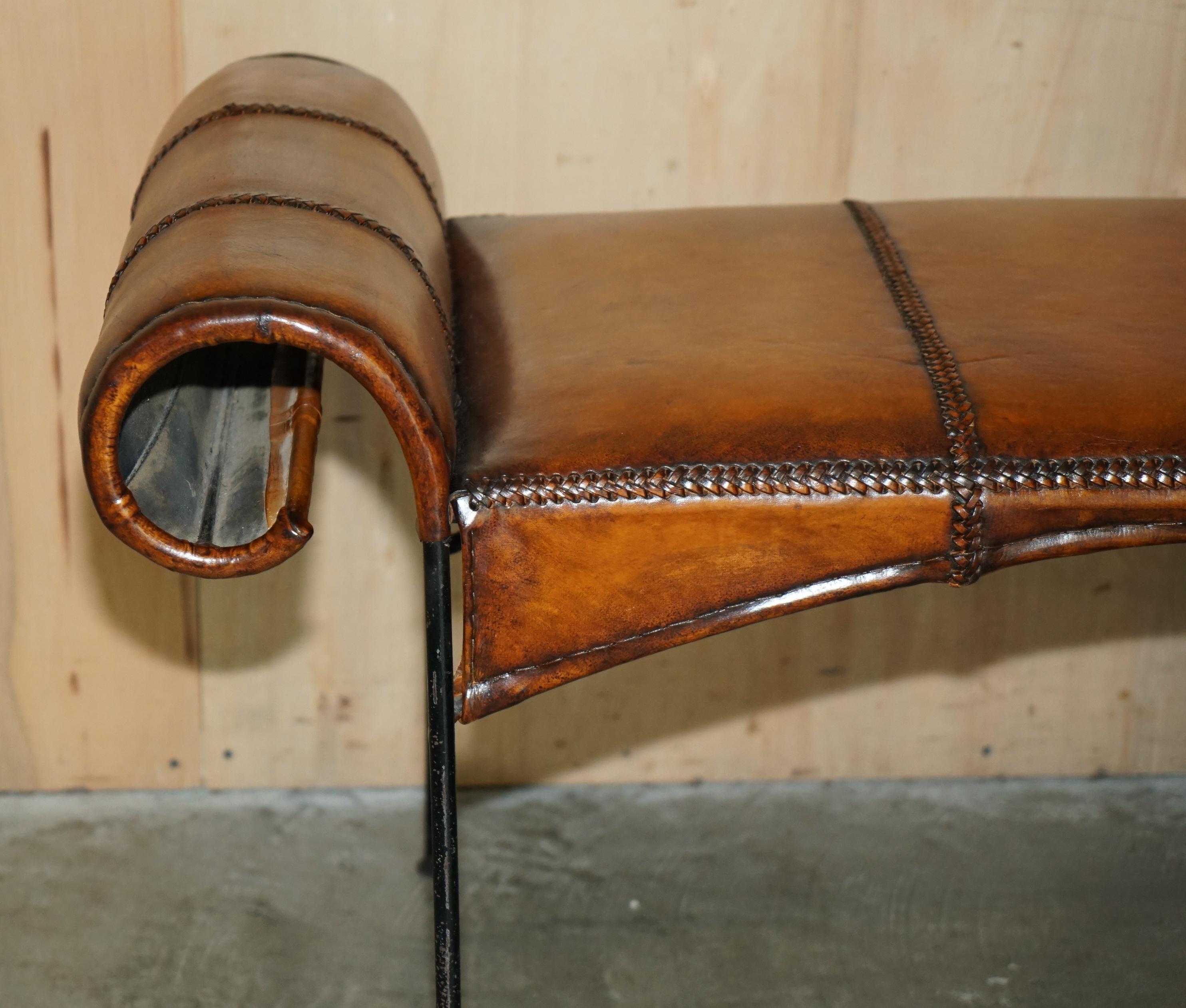 STAGNIFIQUE BANC DE FENÊTRE EN CUIR MANUEL STITCHED SPANISH IRON FENÊTRE entièrement restauré en vente 6