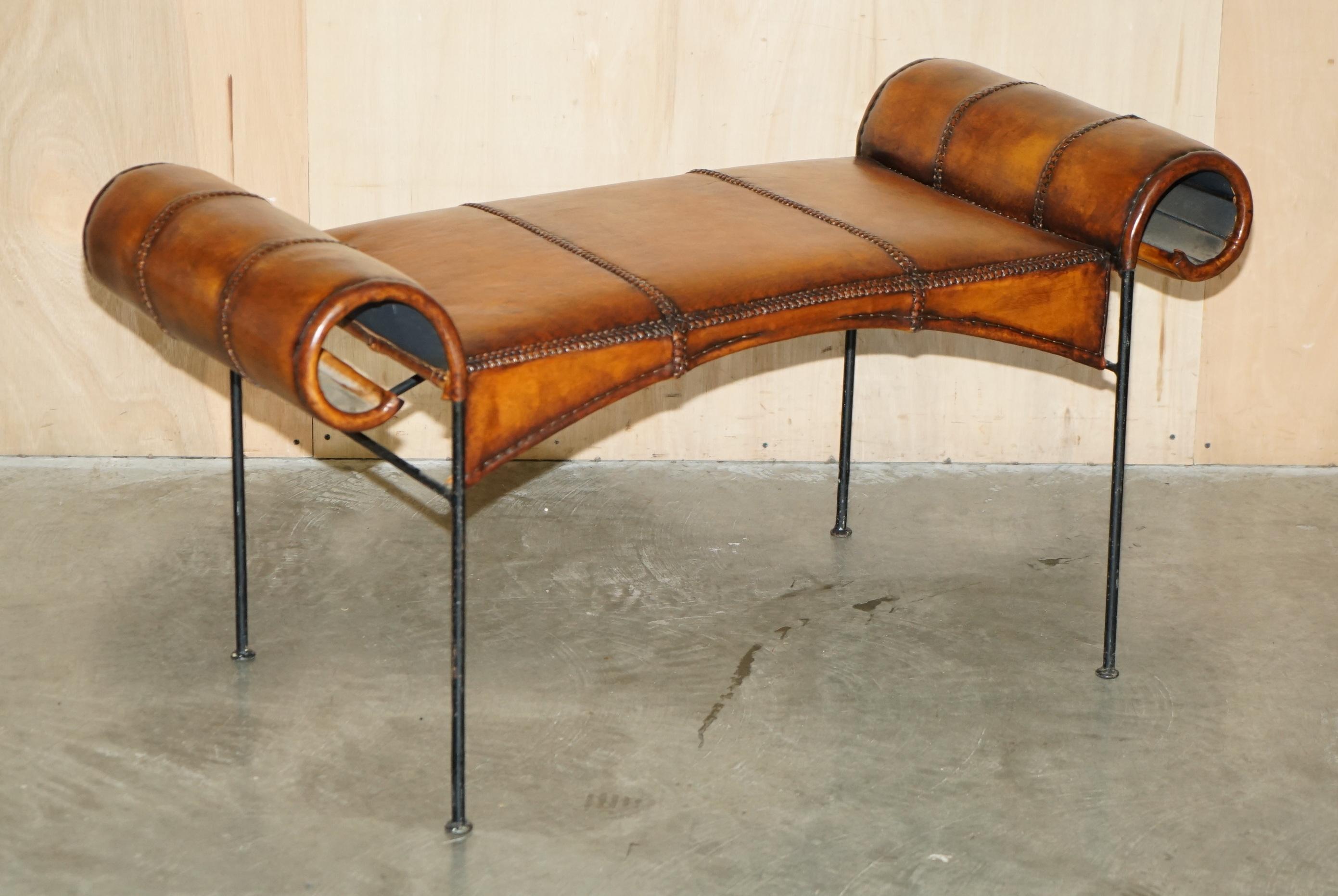 Royal House Antiques

The House Antiques a le plaisir d'offrir à la vente ce très rare et absolument exquis banc ou siège de fenêtre en cuir espagnol tissé et teint à la main, datant des années 1960.

Veuillez noter que les frais de livraison