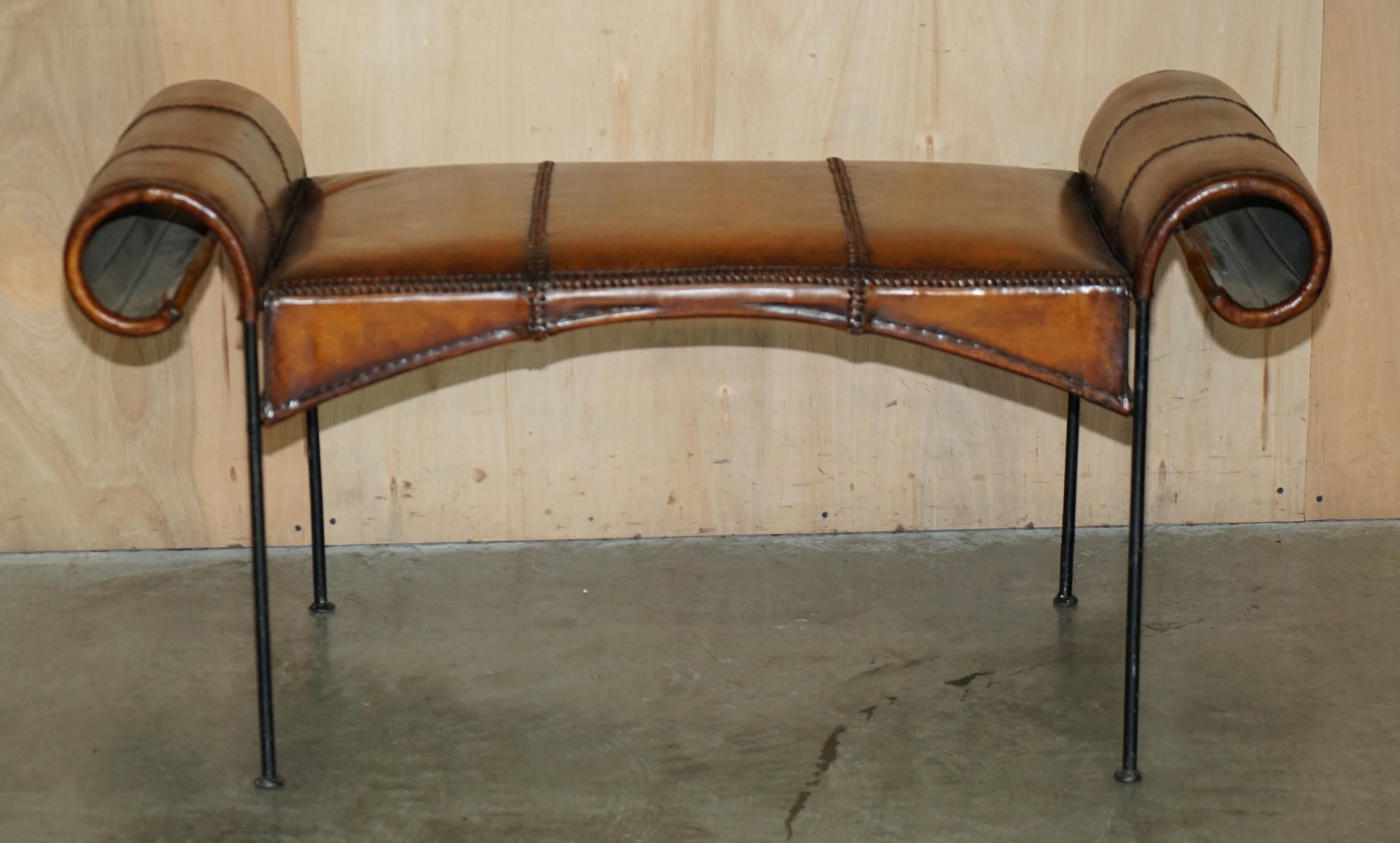 Mid-Century Modern STAGNIFIQUE BANC DE FENÊTRE EN CUIR MANUEL STITCHED SPANISH IRON FENÊTRE entièrement restauré en vente