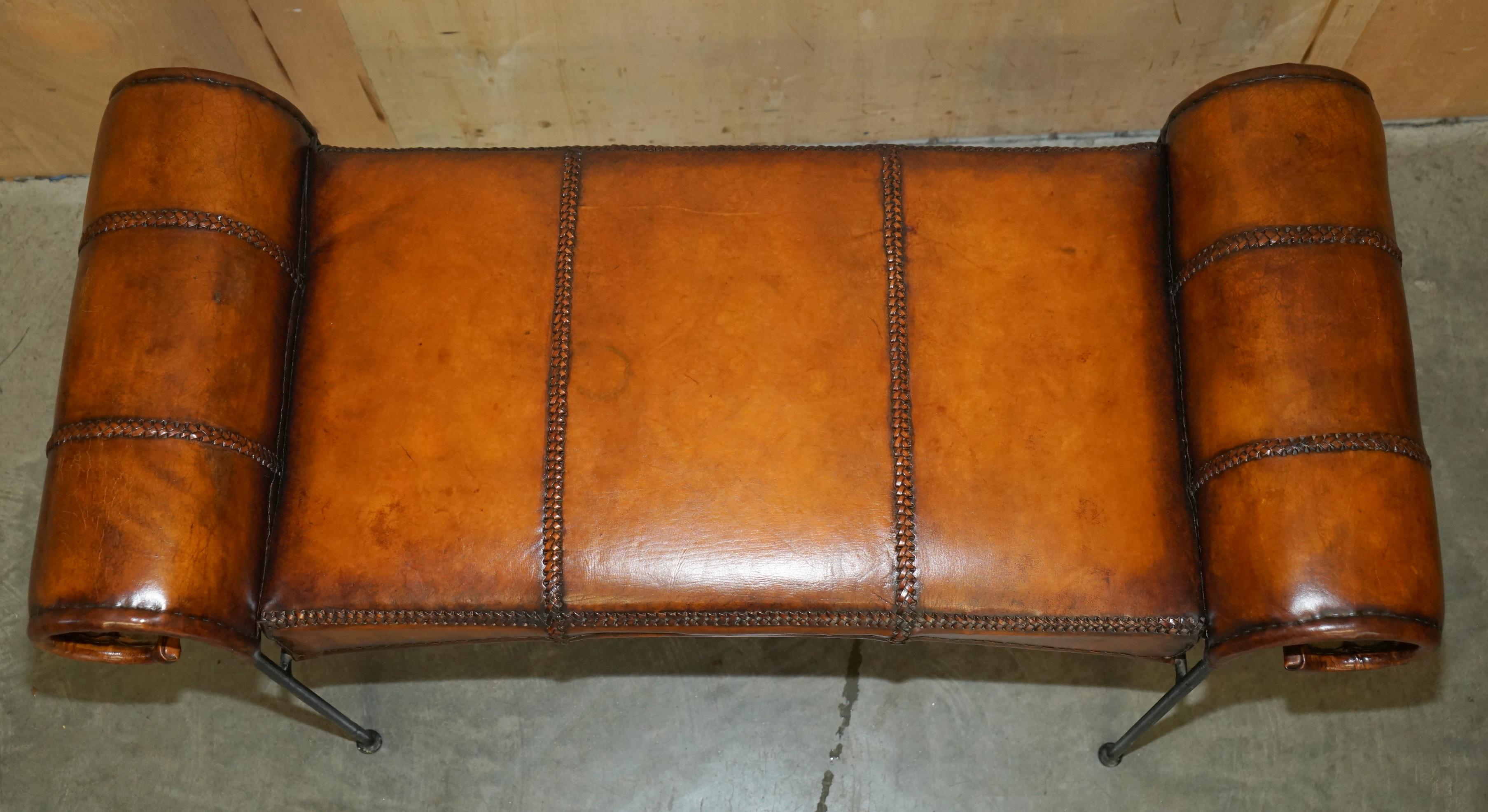 Espagnol STAGNIFIQUE BANC DE FENÊTRE EN CUIR MANUEL STITCHED SPANISH IRON FENÊTRE entièrement restauré en vente