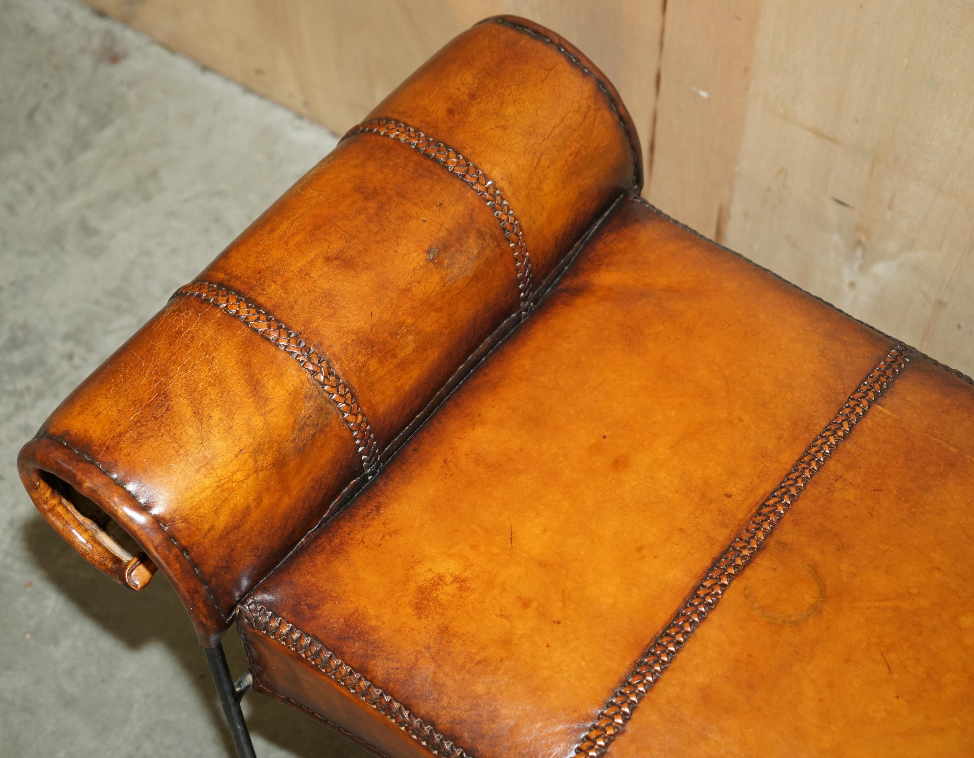 Fait main STAGNIFIQUE BANC DE FENÊTRE EN CUIR MANUEL STITCHED SPANISH IRON FENÊTRE entièrement restauré en vente